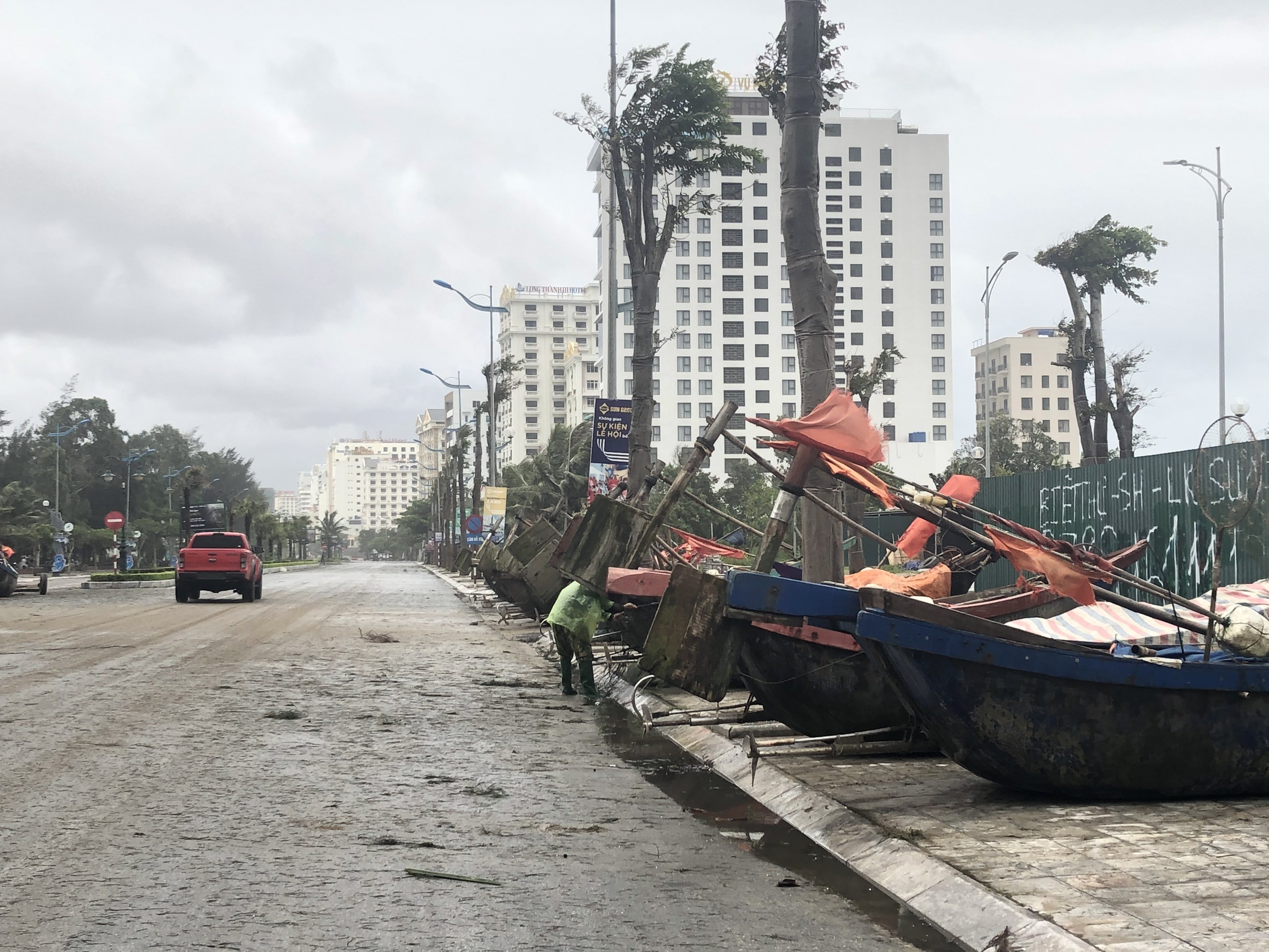 Dân sinh - Sóng biển đẩy cát tràn lên đường khi bão số 2 đổ bộ vào Thanh Hóa (Hình 3).