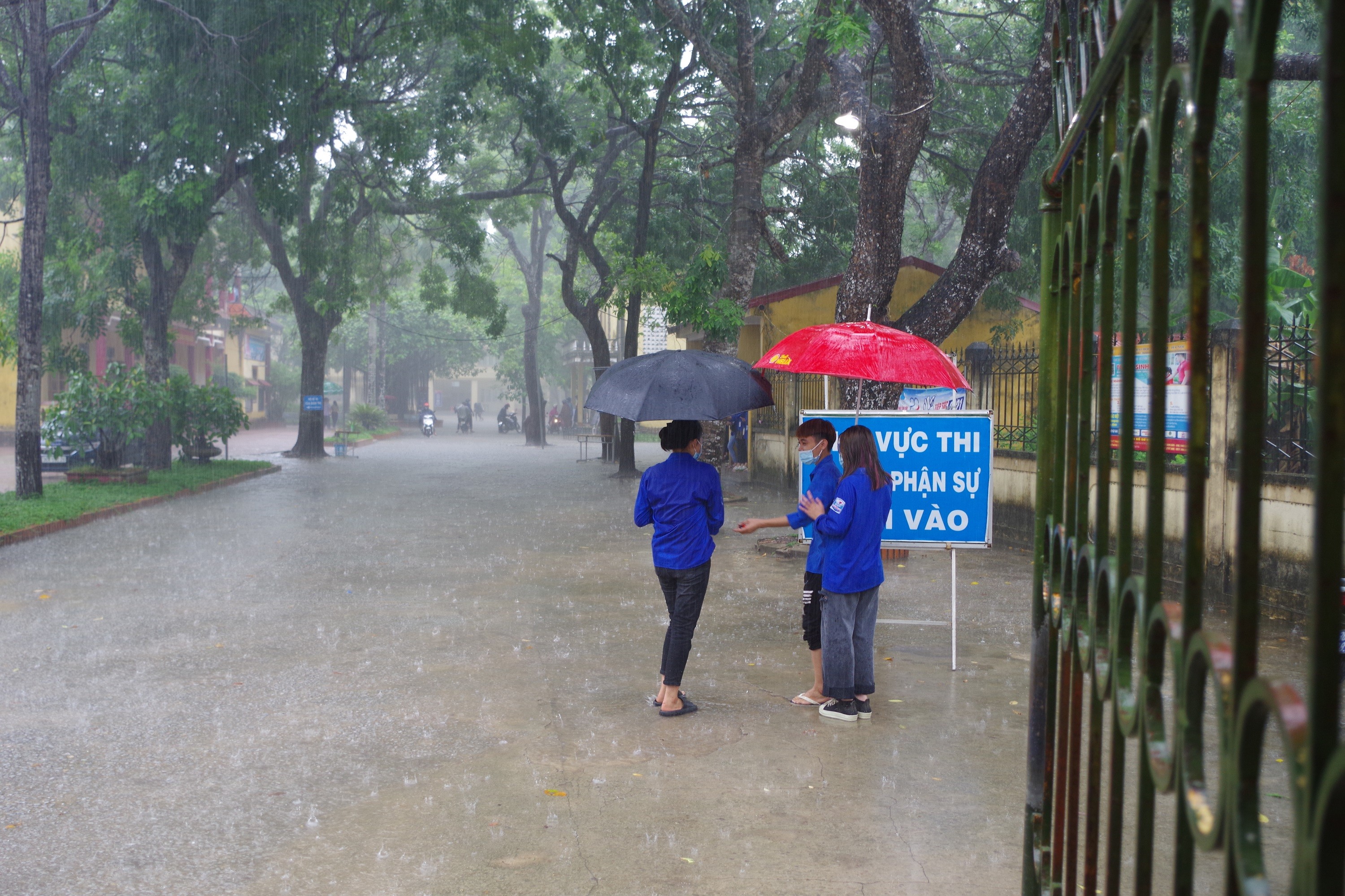 Giáo dục - Những khoảnh khắc khó quên trong ngày thi đầu tiên tại Thanh Hoá (Hình 4).