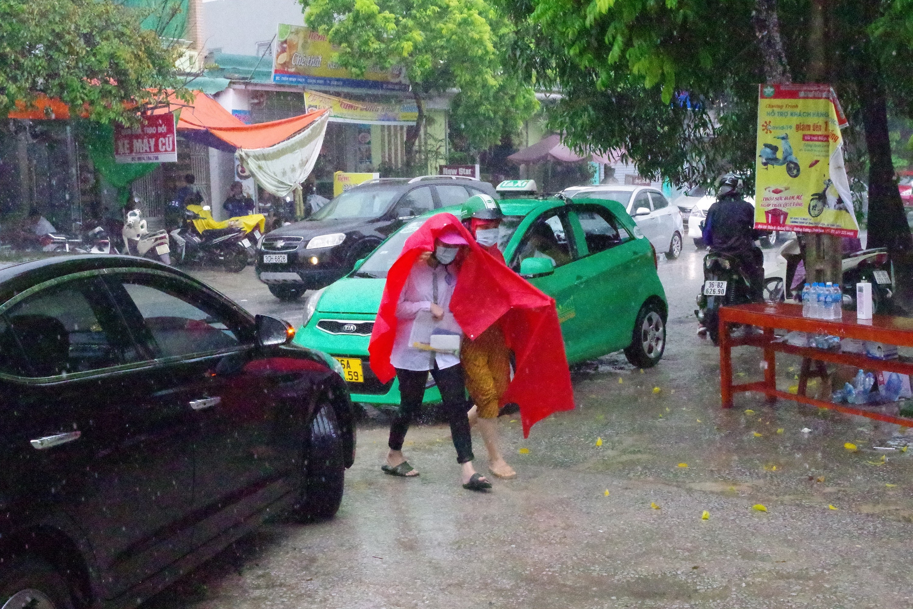 Giáo dục - Những khoảnh khắc khó quên trong ngày thi đầu tiên tại Thanh Hoá