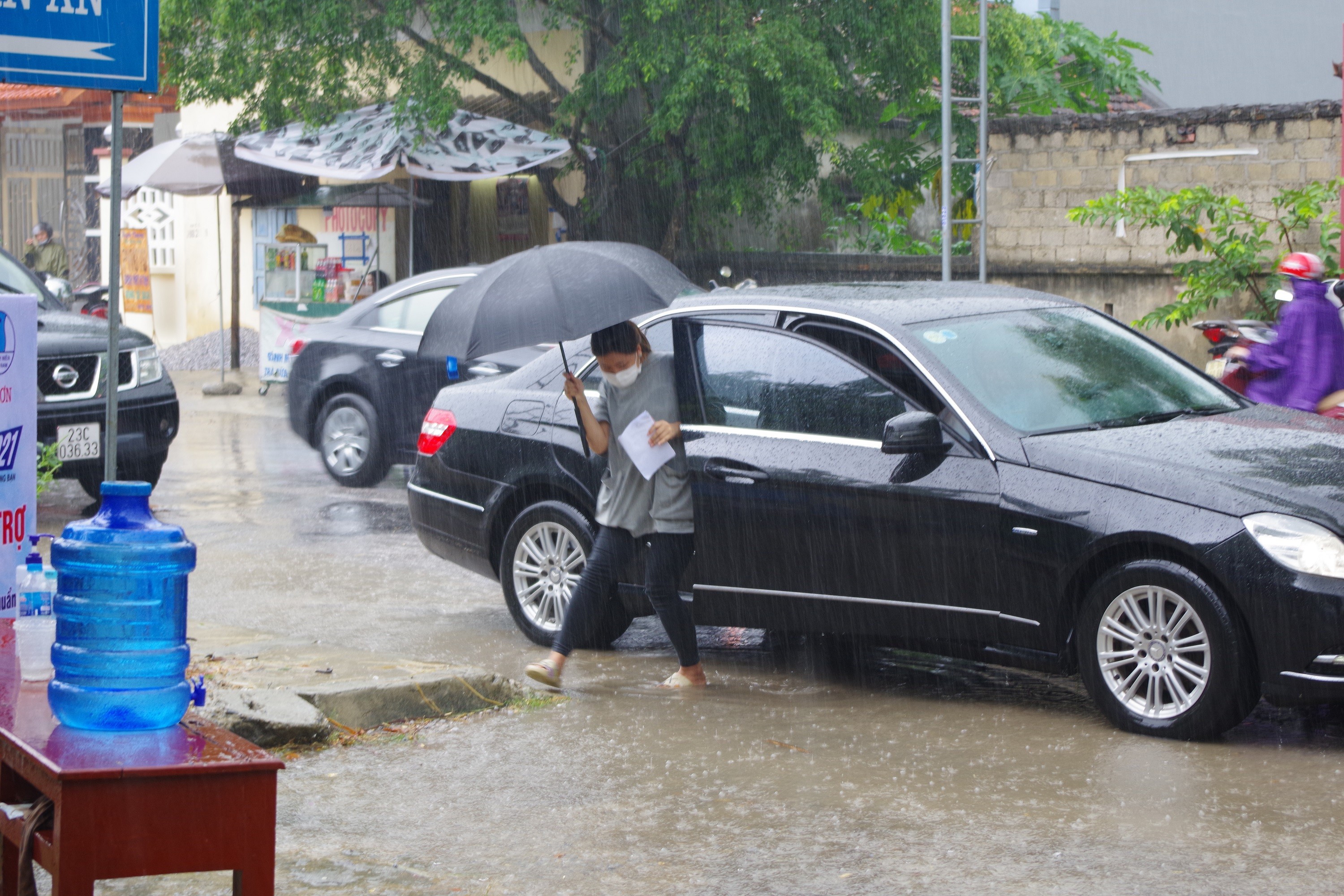 Giáo dục - Những khoảnh khắc khó quên trong ngày thi đầu tiên tại Thanh Hoá (Hình 5).