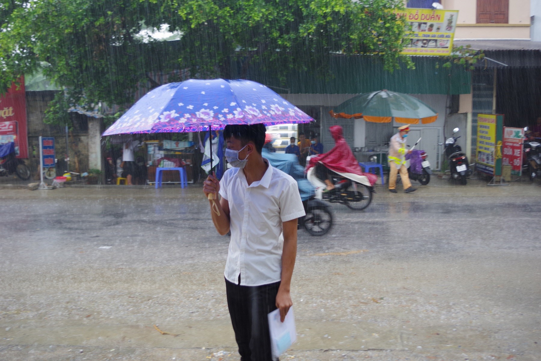 Giáo dục - Những khoảnh khắc khó quên trong ngày thi đầu tiên tại Thanh Hoá (Hình 3).