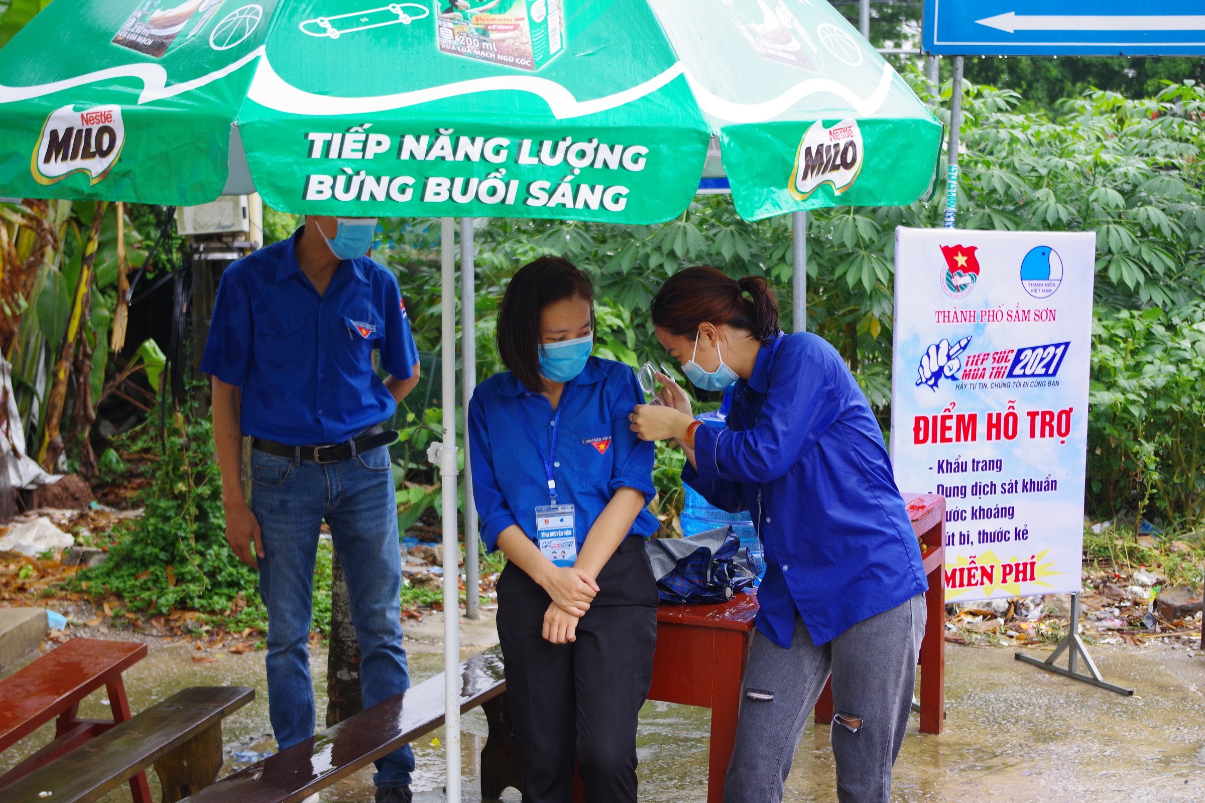 Giáo dục - Những khoảnh khắc khó quên trong ngày thi đầu tiên tại Thanh Hoá (Hình 2).