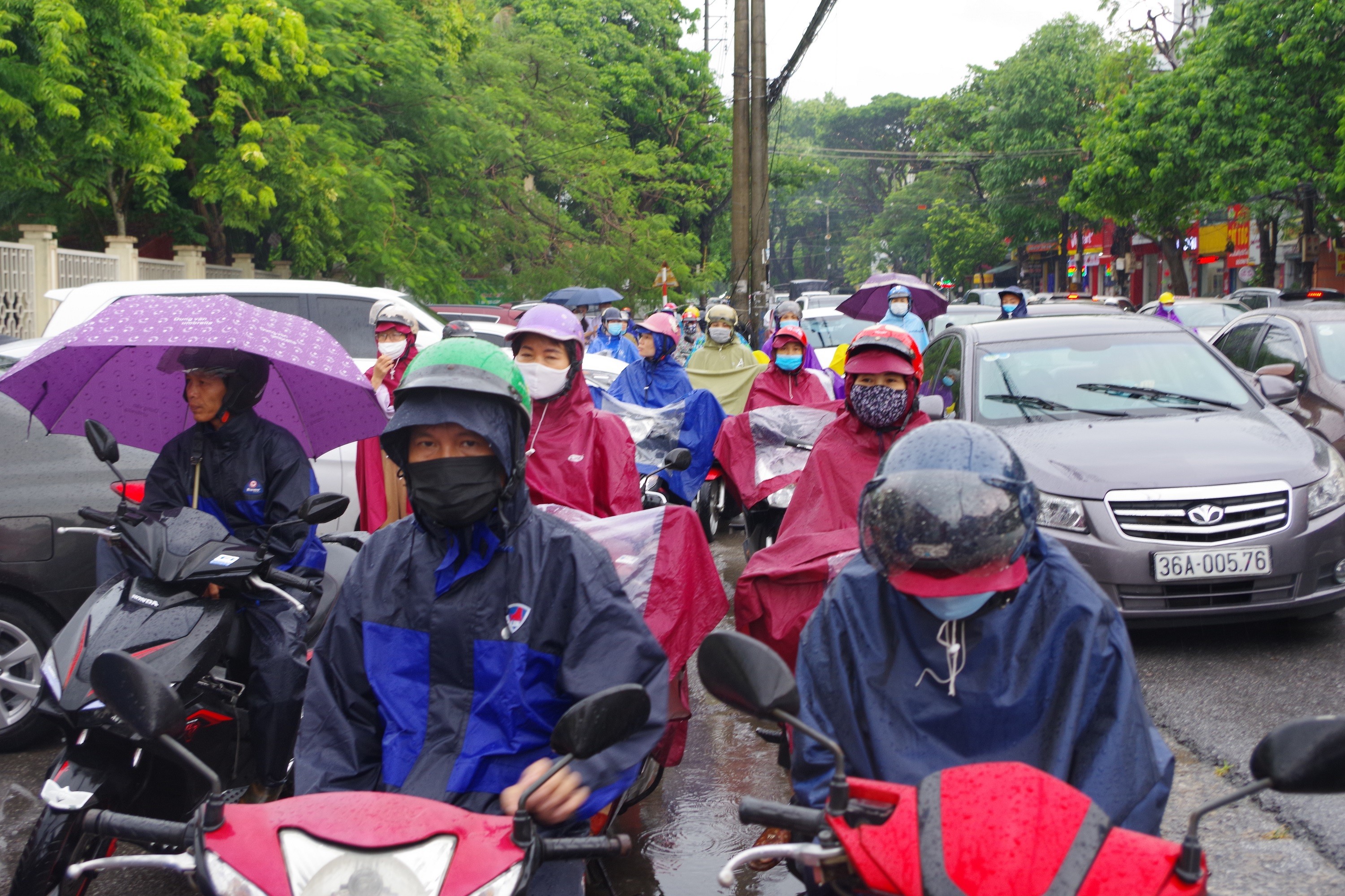 Giáo dục - Những khoảnh khắc khó quên trong ngày thi đầu tiên tại Thanh Hoá (Hình 7).