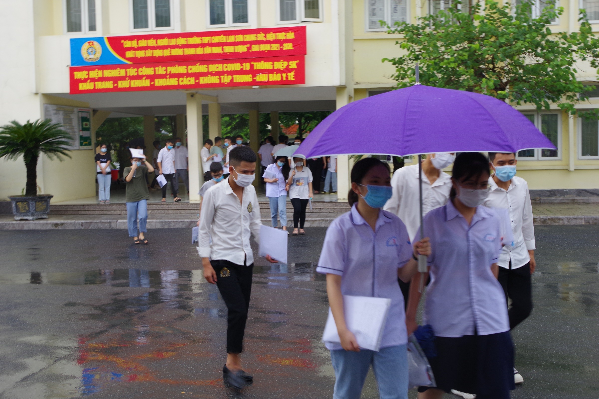 Giáo dục - Những khoảnh khắc khó quên trong ngày thi đầu tiên tại Thanh Hoá (Hình 9).