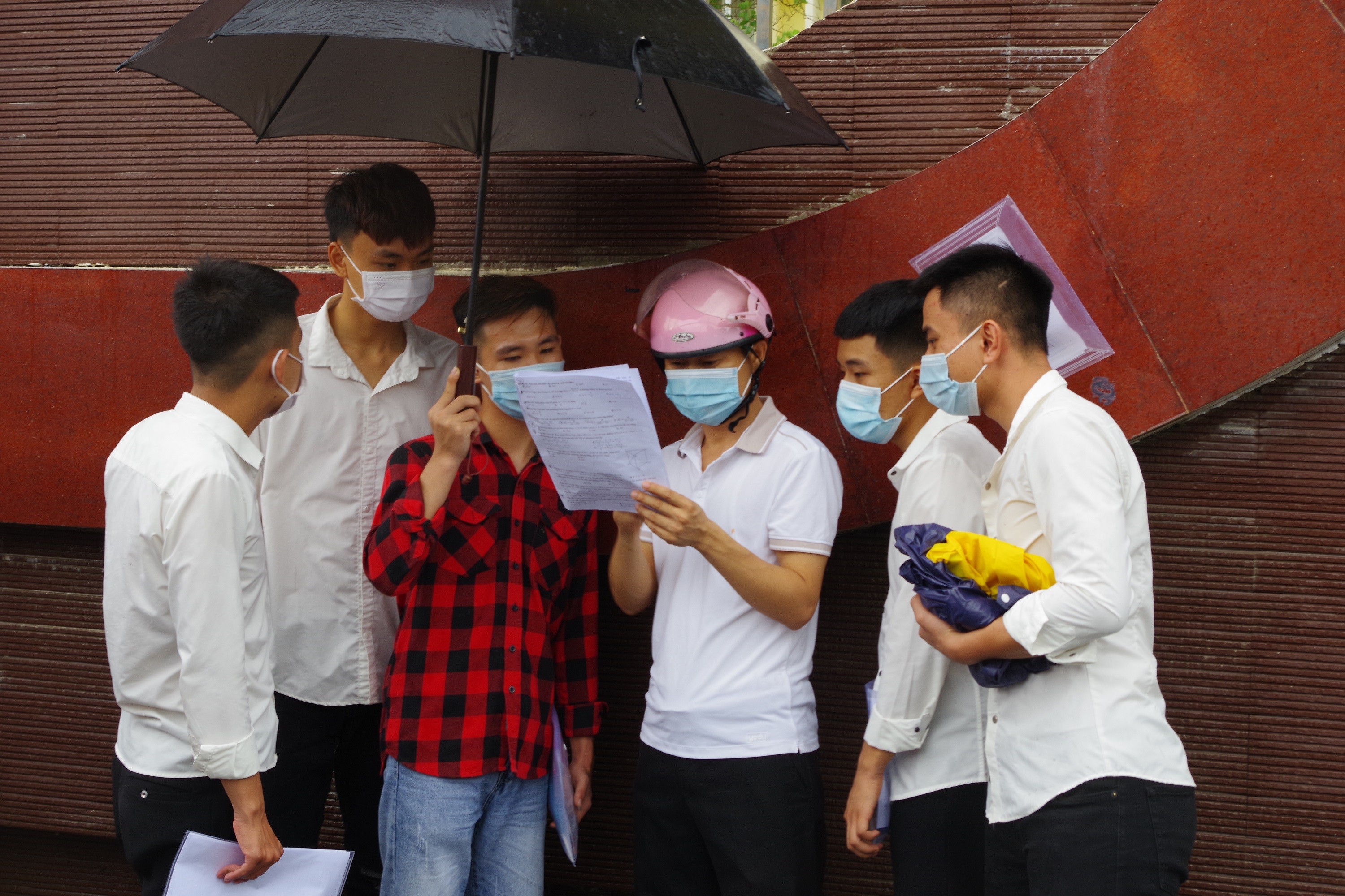 Giáo dục - Những khoảnh khắc khó quên trong ngày thi đầu tiên tại Thanh Hoá (Hình 10).