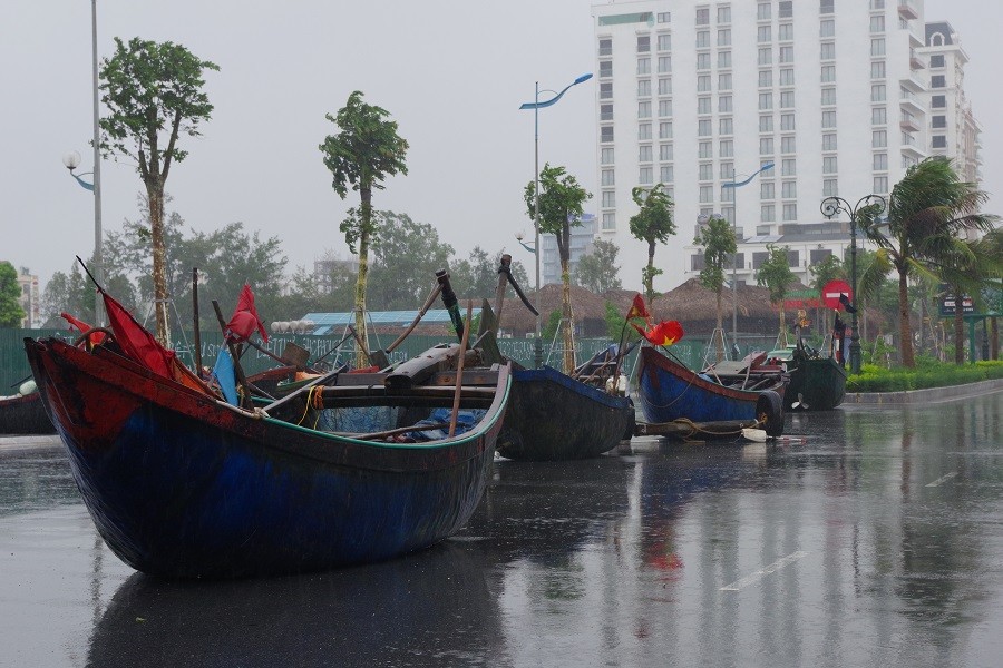 Dân sinh - Mưa lớn và nước biển dâng tại Tp.Sầm Sơn do ảnh hưởng bão số 8 (Hình 5).