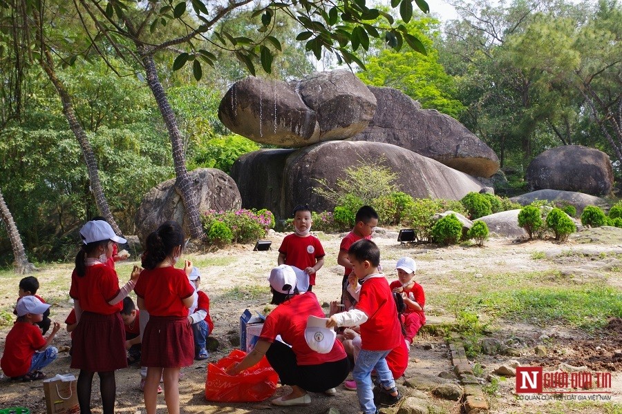 Dân sinh - Thanh Hóa: Hình ảnh hòn Trống Mái 'thay áo mới' trước mùa lễ hội (Hình 9).