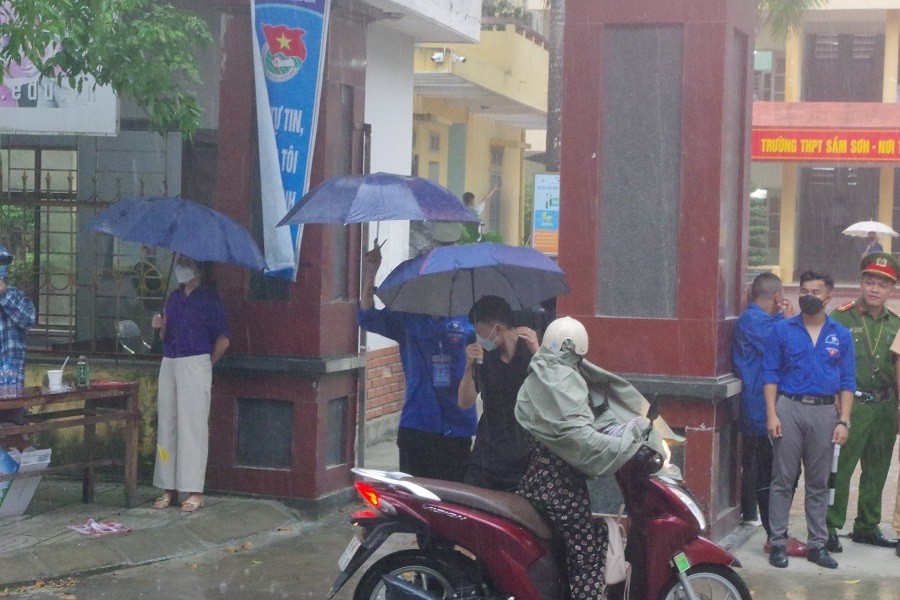 Sự kiện - Hình ảnh sĩ tử Thanh Hóa đội mưa tầm tã tới điểm thi   