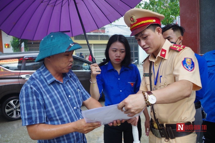 Sự kiện - Hình ảnh sĩ tử Thanh Hóa đội mưa tầm tã tới điểm thi (Hình 5).