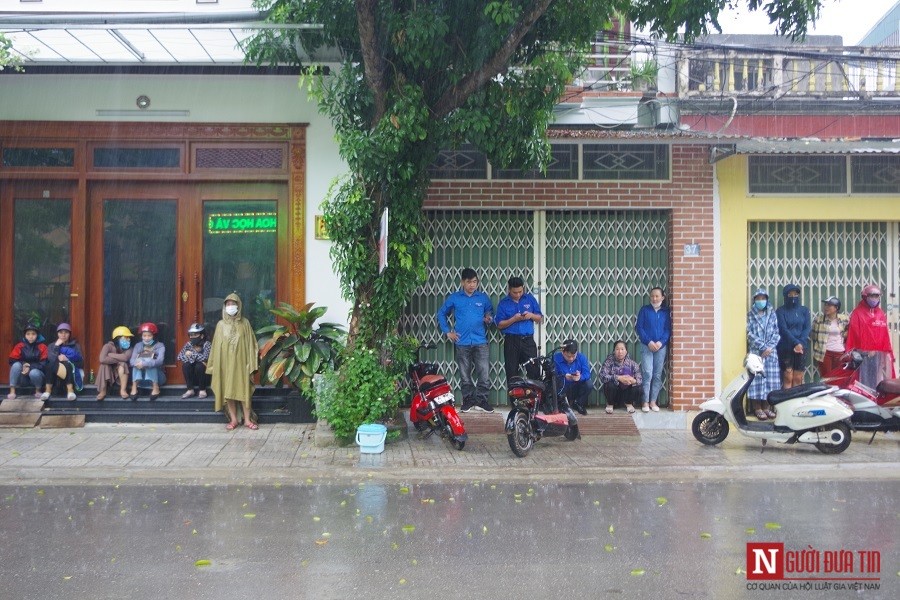 Sự kiện - Hình ảnh sĩ tử Thanh Hóa đội mưa tầm tã tới điểm thi (Hình 7).