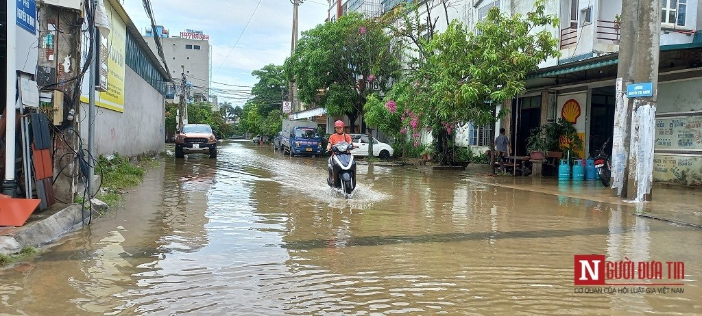 Dân sinh - Cây đổ, ngập cục bộ tại Tp.Thanh Hóa do gió lốc kèm mưa lớn (Hình 3).