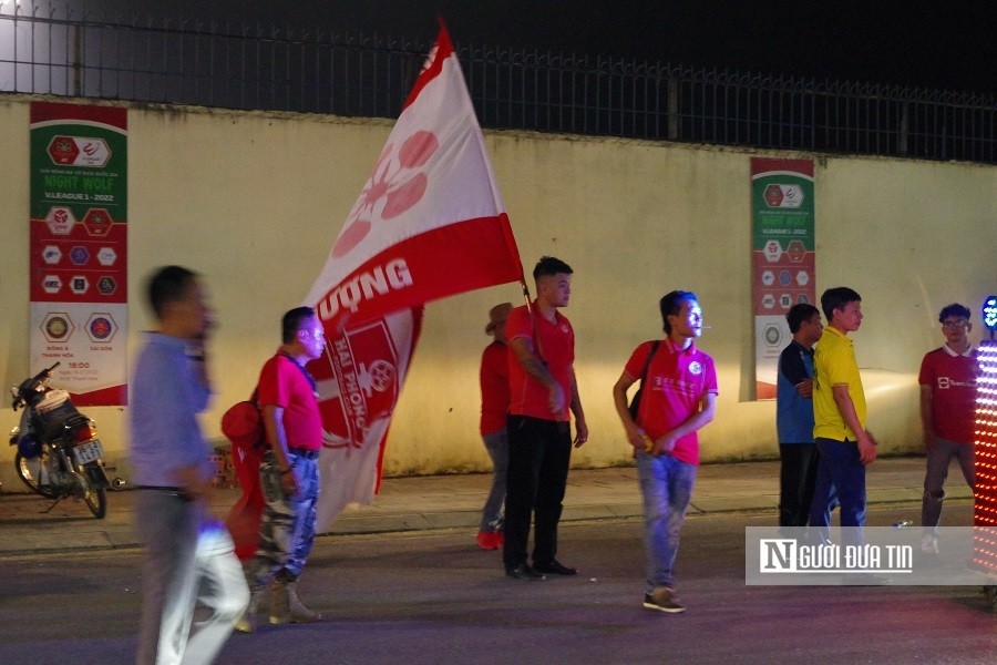 Bóng đá Việt Nam - CĐV Hải Phòng 'mở hội' sau chiến thắng của đội nhà trên sân Thanh Hóa (Hình 8).