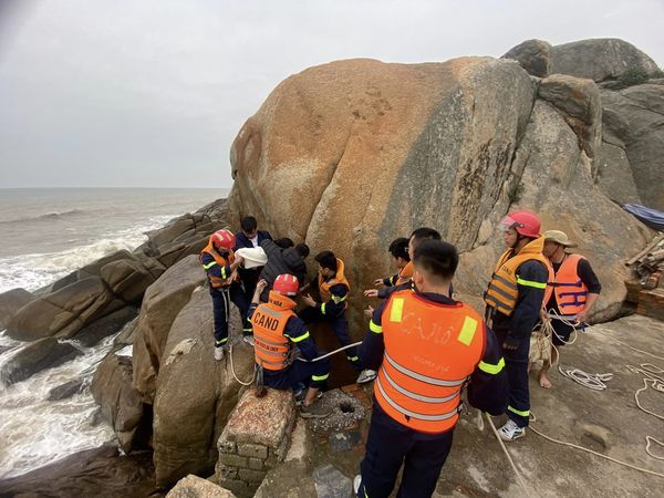 Dân sinh - Thanh Hóa: Giải cứu một phụ nữ ngồi chênh vênh trên mỏm đá có ý định tự tử  (Hình 2).