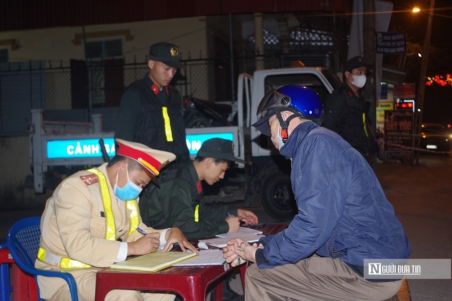 An ninh - Hình sự - Thanh Hóa: Hình ảnh áp chế, xử lý “ma men” trong đêm tại Tx.Nghi Sơn (Hình 8).