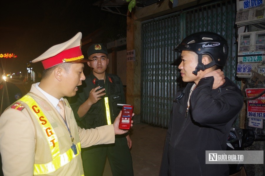 An ninh - Hình sự - Thanh Hóa: Hình ảnh áp chế, xử lý “ma men” trong đêm tại Tx.Nghi Sơn (Hình 6).