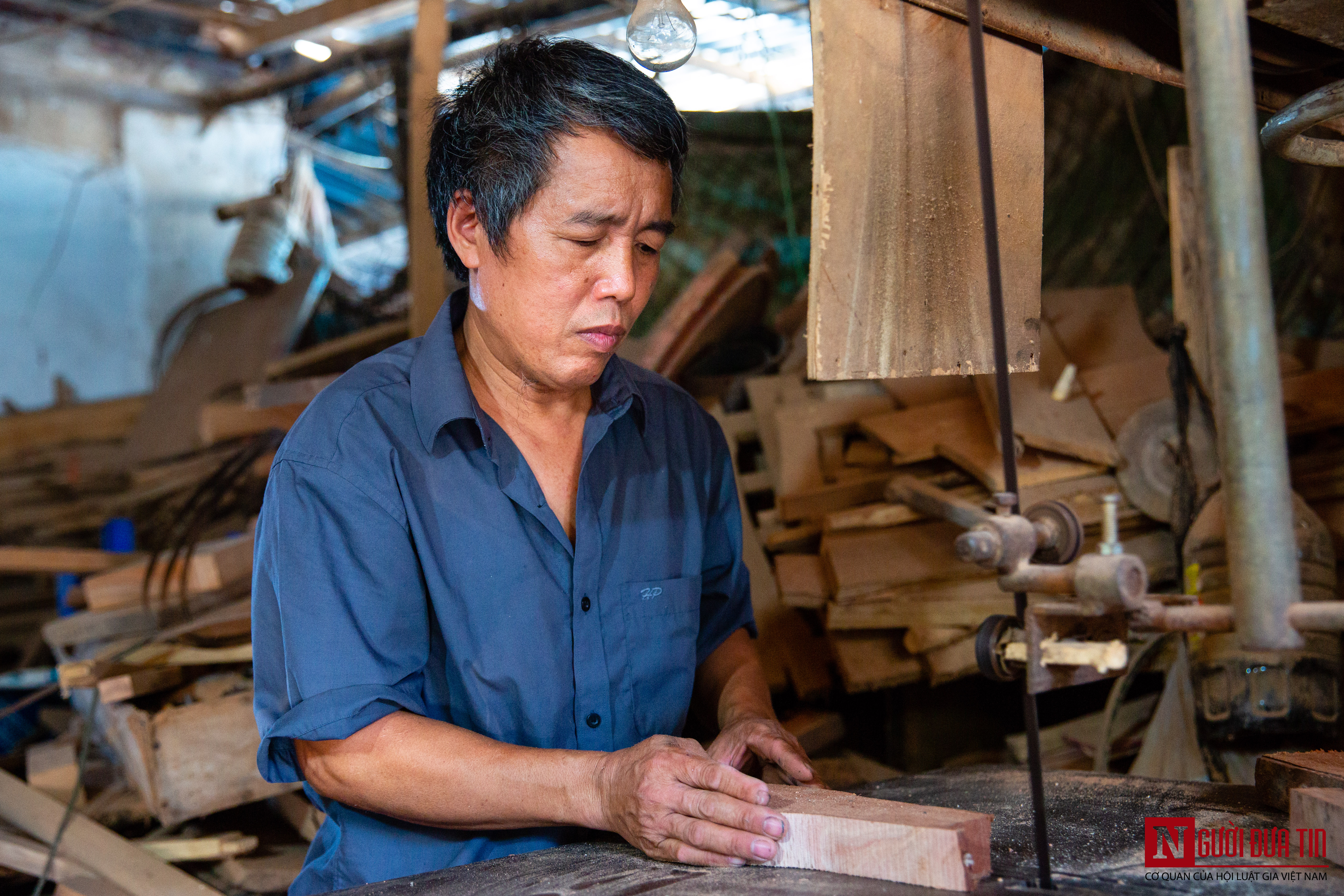 Ông Bản áp dụng máy móc vào sản xuất để giảm thiểu thời gian làm khuôn. Theo ông chia sẻ: “Ngày xưa khi phải gia công bằng tay thì mất khá nhiều thời gian mới có một chiếc khuôn bánh Trung thu dạng thô nhưng bây giờ chỉ mất hơn phút là được rồi”.