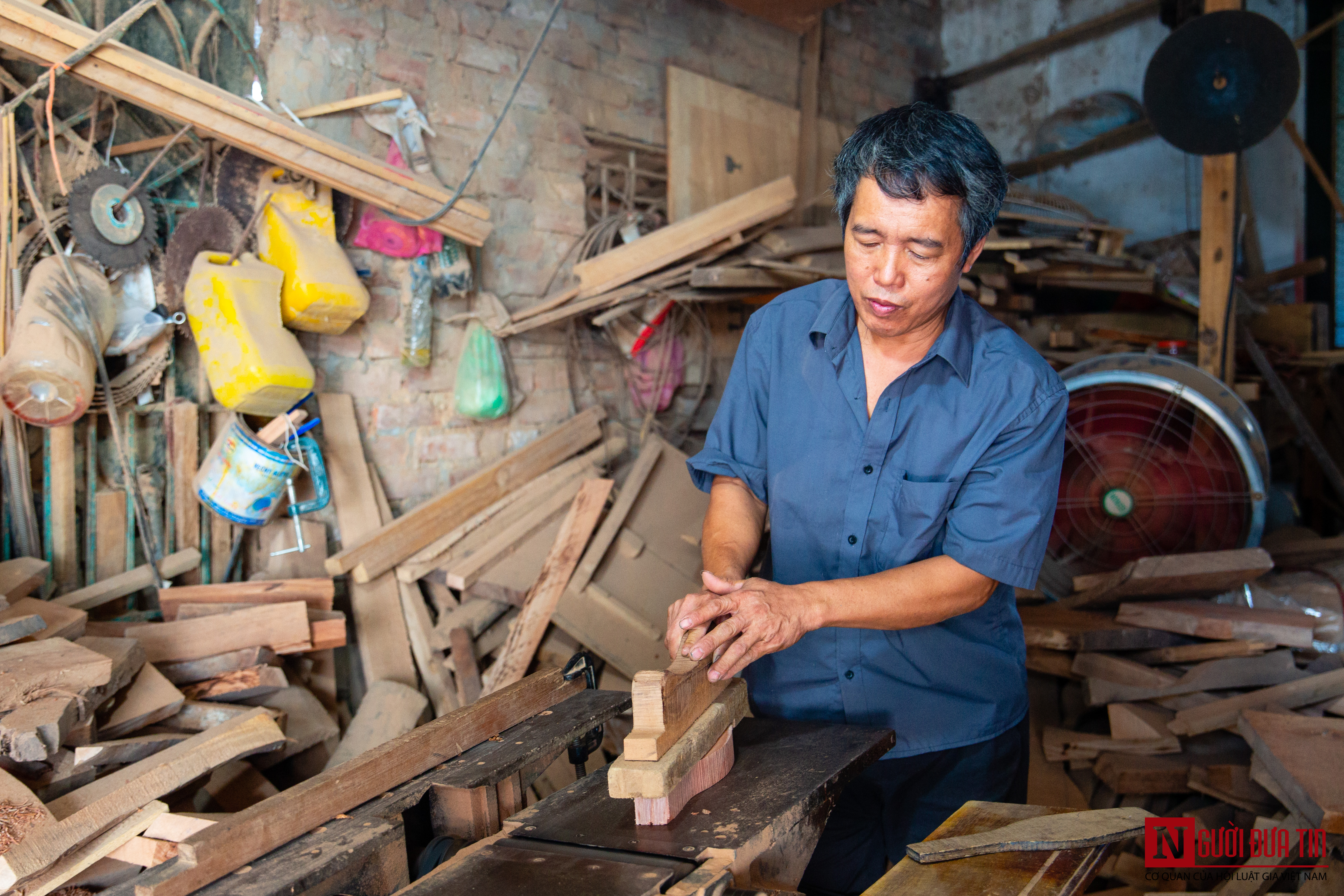 Khi có một khuôn bánh Trung thu truyền thống dạng thô, bước tiếp theo sẽ đưa lên máy bào để cho mặt khuôn đỡ sần sùi.
