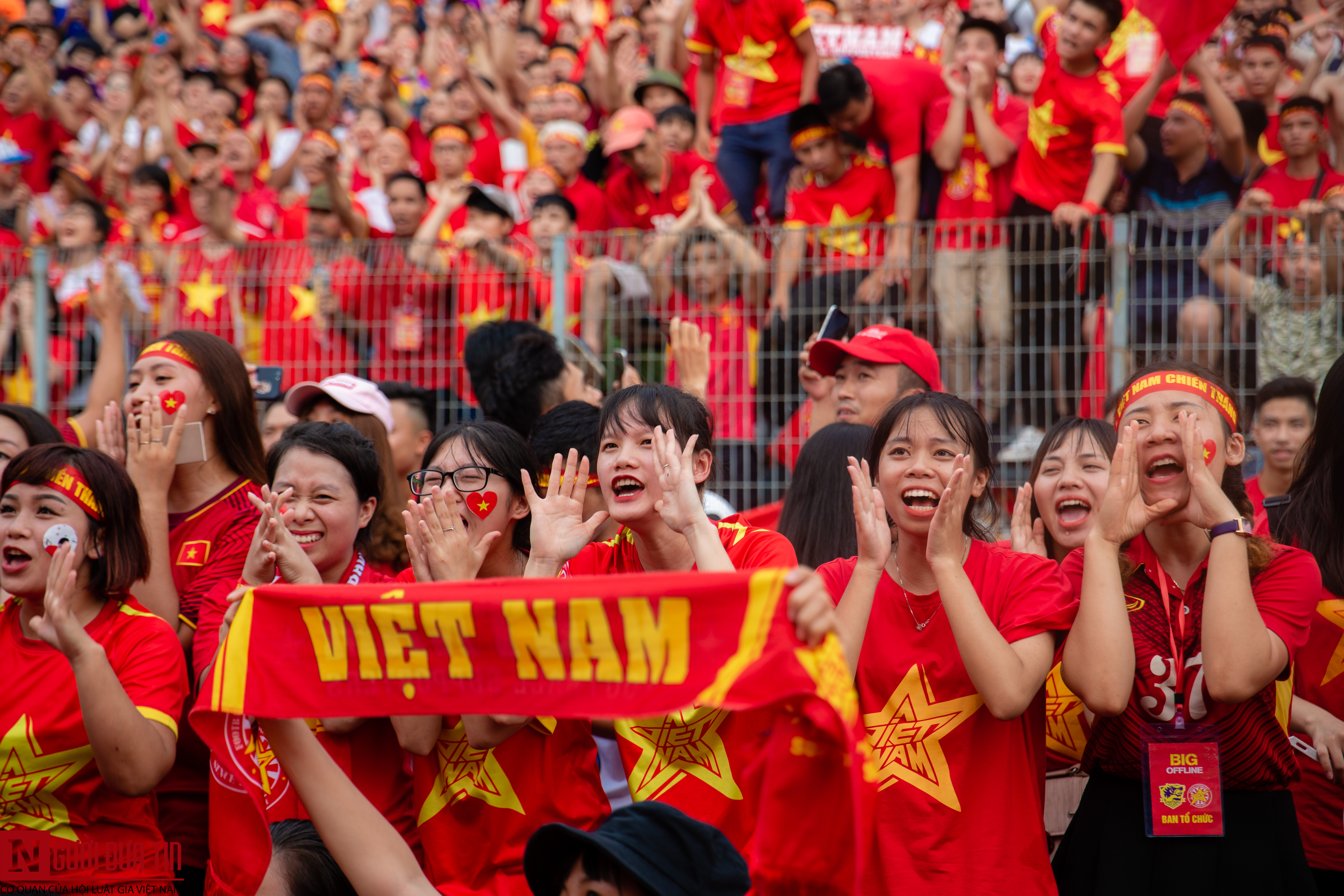 “Tiến Dũng, Tiến Dũng, Tiến Dũng” NHM hô to tên thủ thành Bùi Tiến Dũng có thể cản phá được các cú sút của đội bạn.