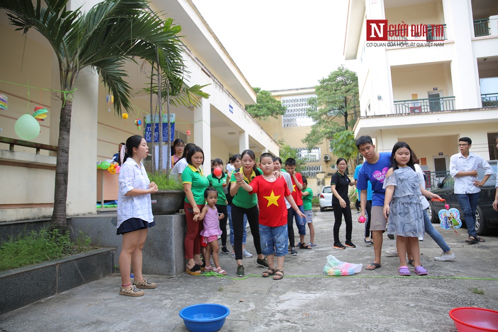 Các em nhỏ hòa mình vào trò chơi dân gian.