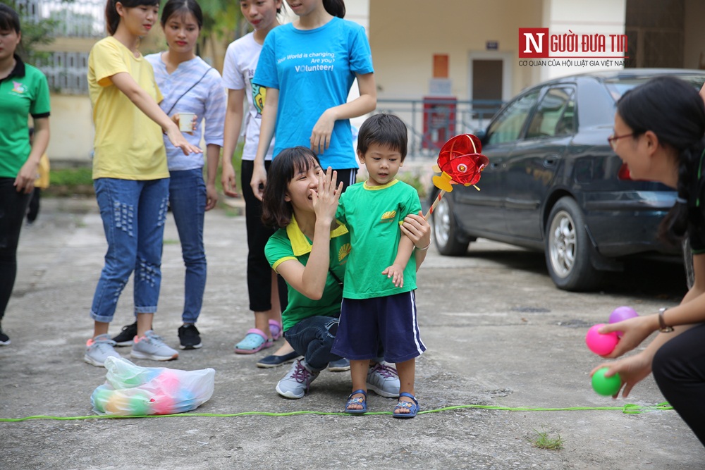 Các thầy cô chăm sóc em nhỏ.