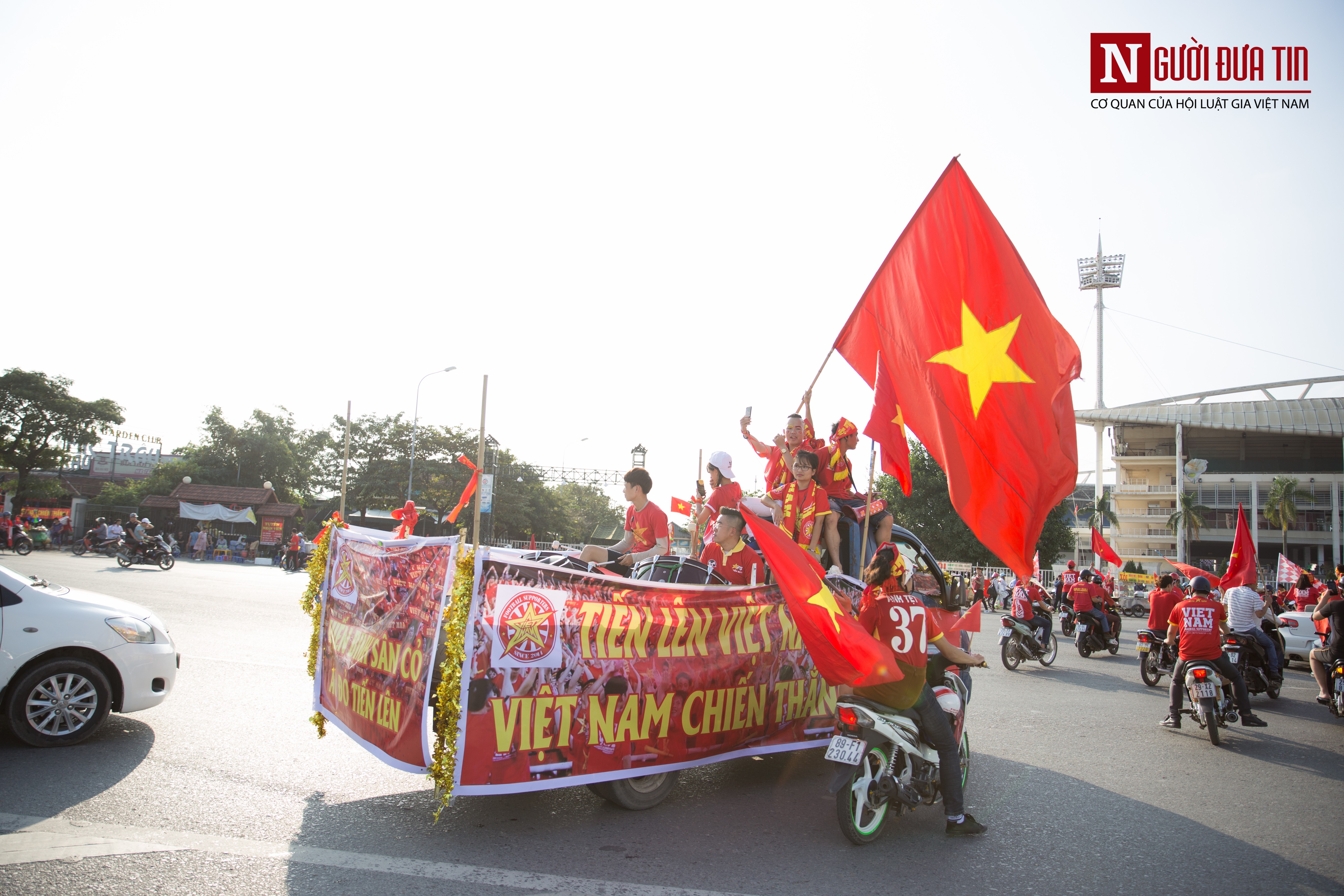 Cờ và băng rôn khẩu hiệu được trang trí xung quanh xe.