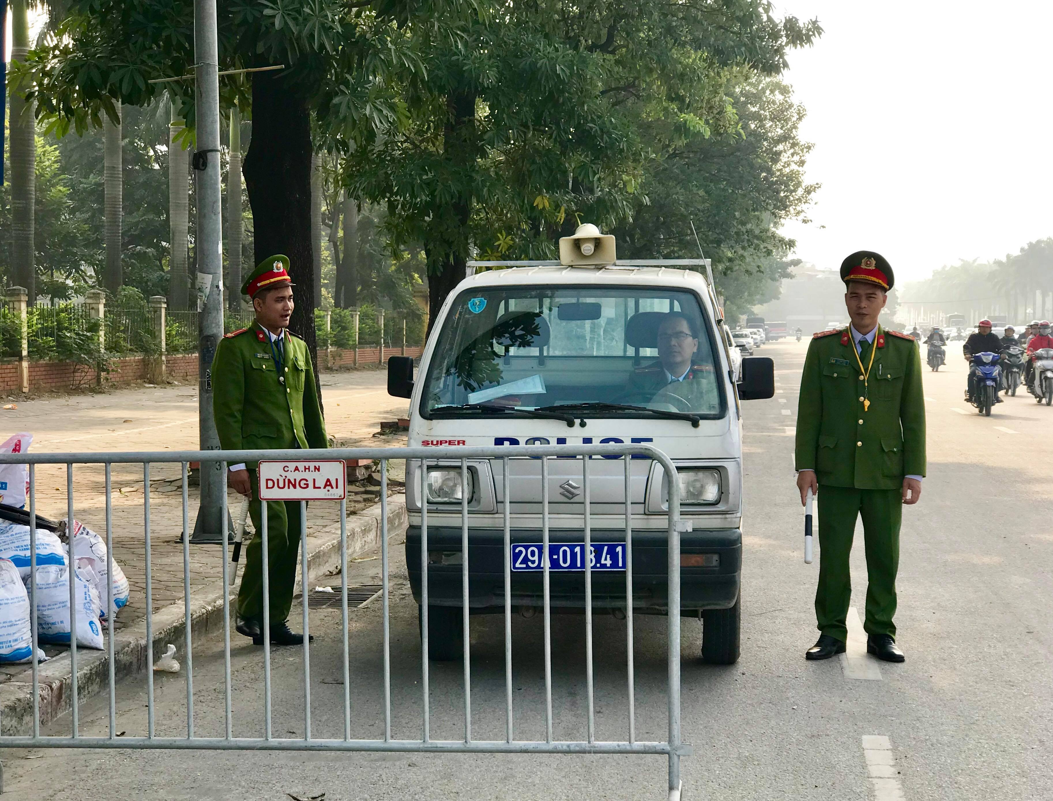 Xã hội - AFF Cup: An ninh thắt chặt trước cổng VFF sau ngày đầu 'vỡ trận' bán vé online (Hình 4).