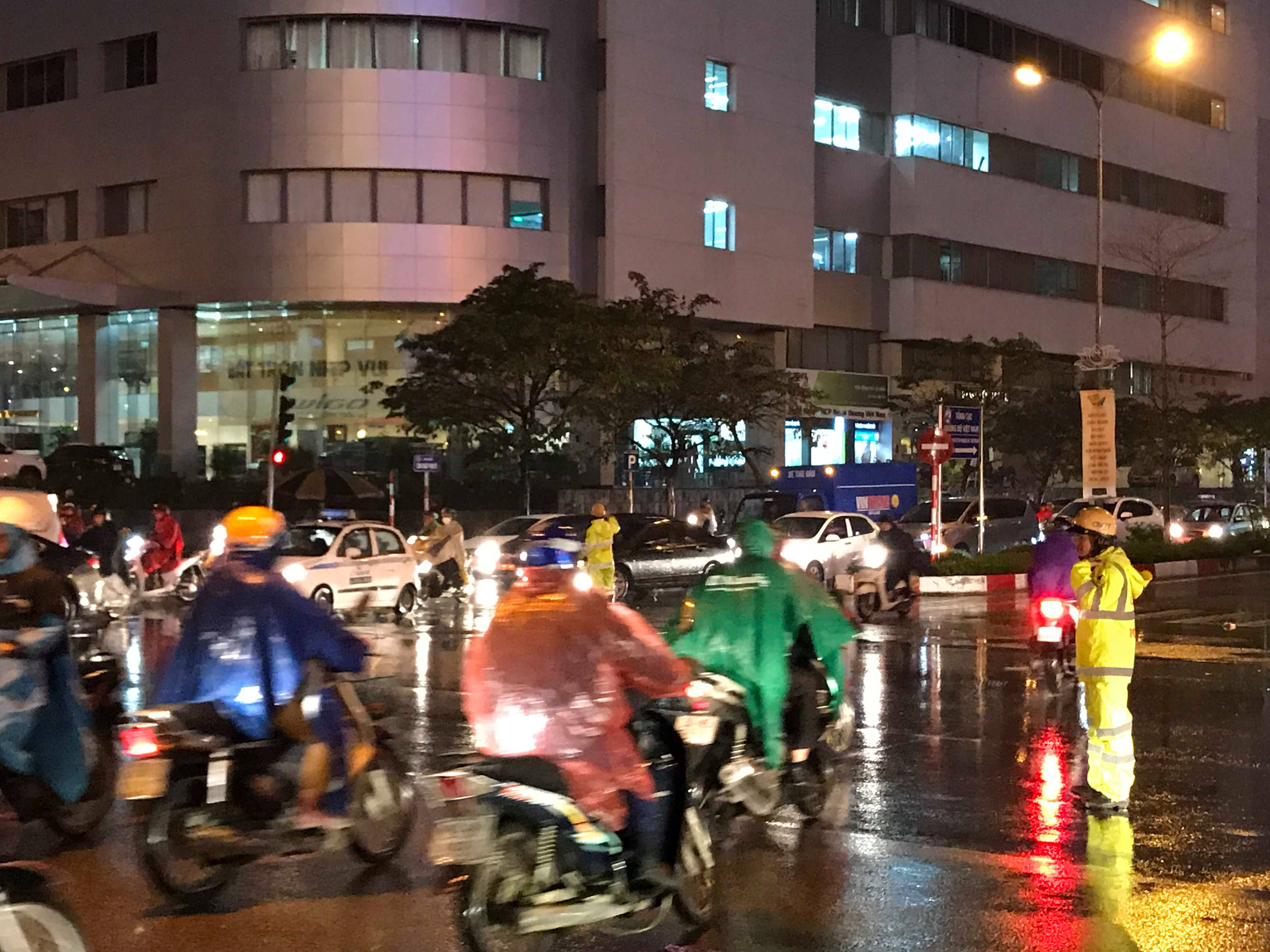 Tin nhanh - H&agrave; Nội tắc đường khủng khiếp, người d&acirc;n 'ch&ocirc;n ch&acirc;n' dưới mưa r&eacute;t (H&igrave;nh 5).