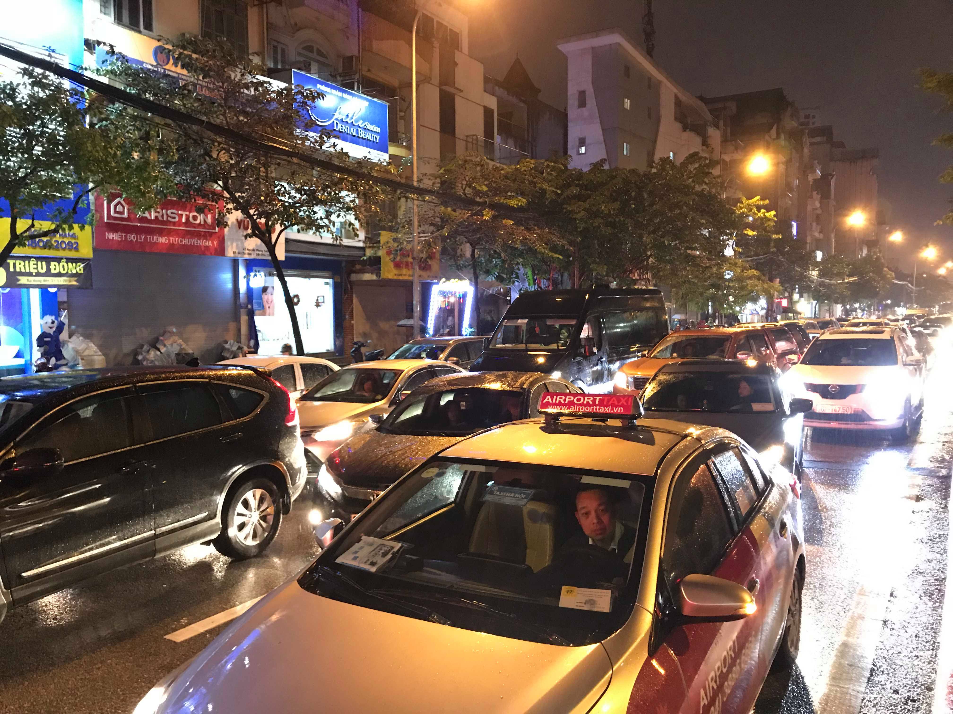 Tin nhanh - H&agrave; Nội tắc đường khủng khiếp, người d&acirc;n 'ch&ocirc;n ch&acirc;n' dưới mưa r&eacute;t (H&igrave;nh 3).