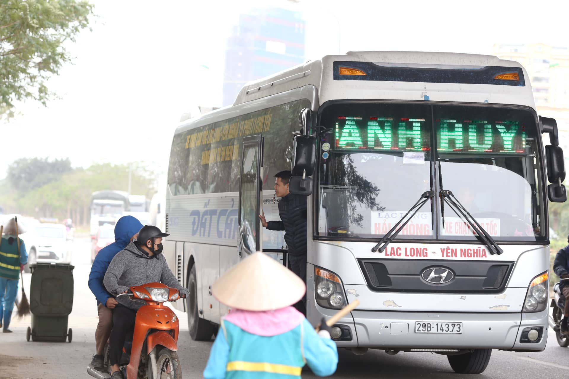 Tin nhanh - Hà Nội: Vắng bóng CSGT, xe khách 'đại náo' ngang nhiên đón trả khách dọc đường  (Hình 4).