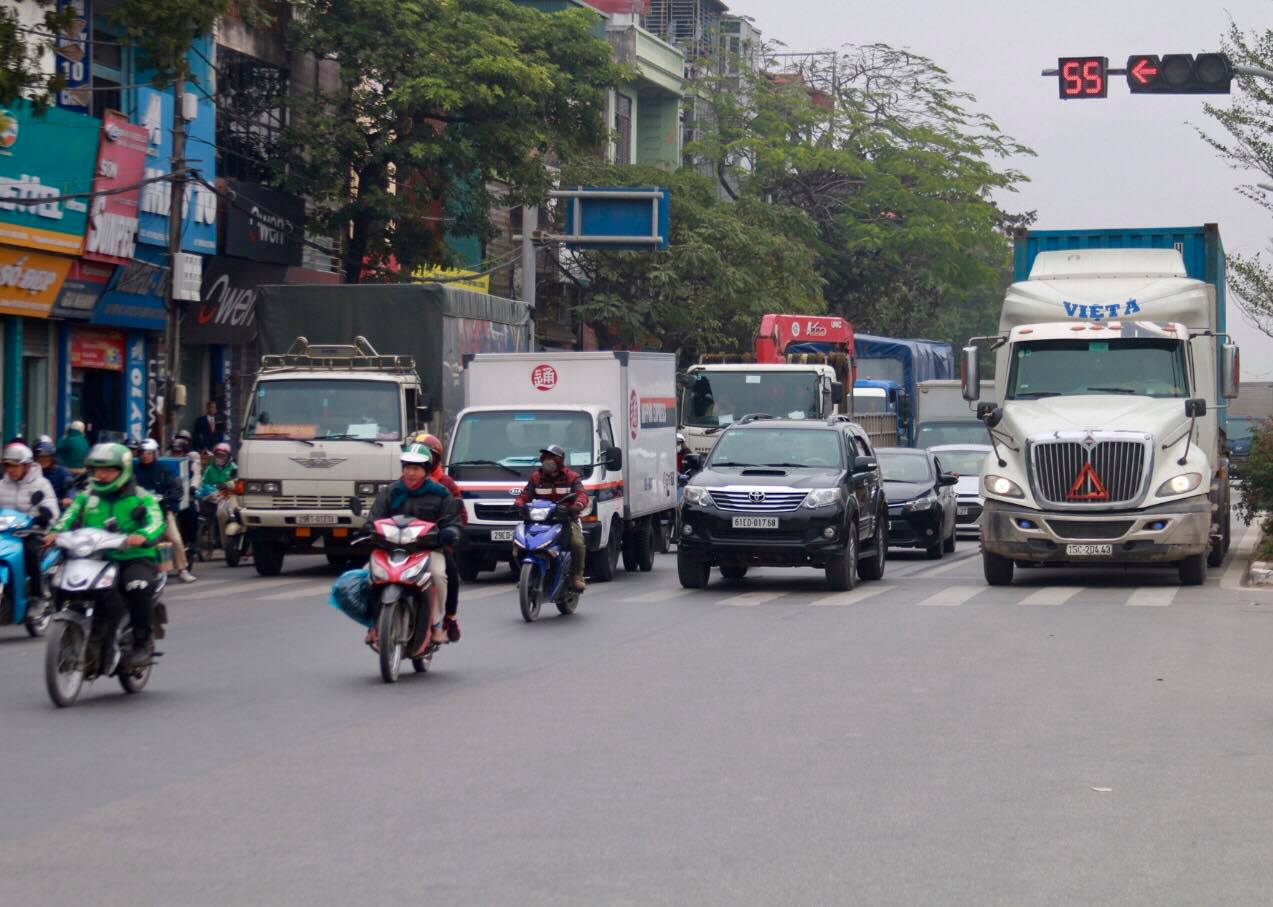 Tin nhanh - Hà Nội: Kinh hoàng đường QL5 kéo dài chi chít đèn đỏ nơi nhiều xe container đi qua (Hình 5).