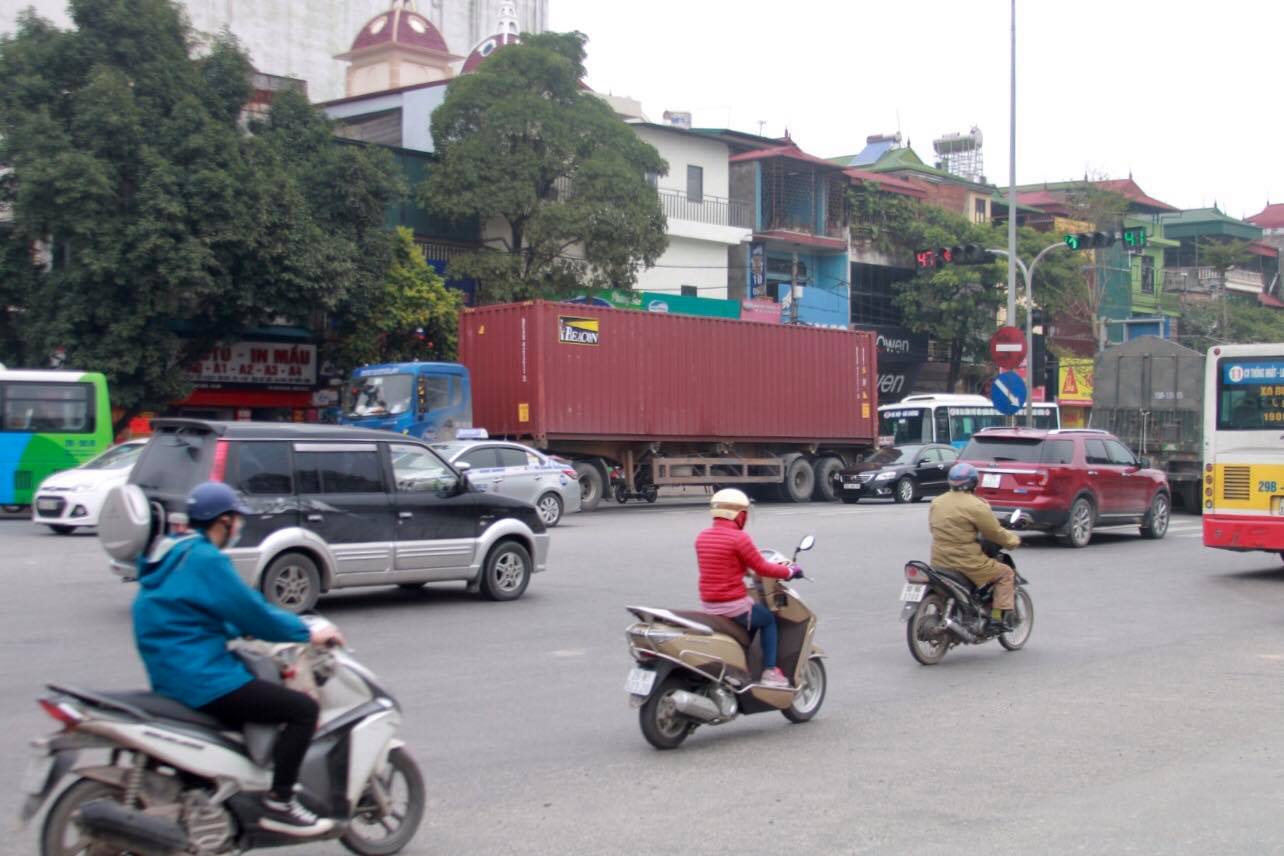 Tin nhanh - Hà Nội: Kinh hoàng đường QL5 kéo dài chi chít đèn đỏ nơi nhiều xe container đi qua (Hình 2).