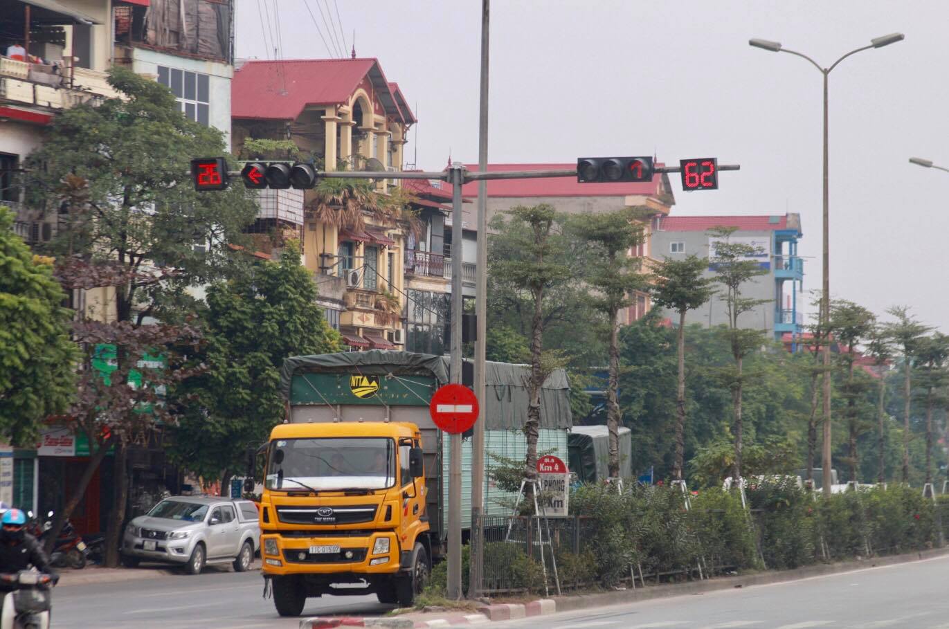 Tin nhanh - Hà Nội: Kinh hoàng đường QL5 kéo dài chi chít đèn đỏ nơi nhiều xe container đi qua