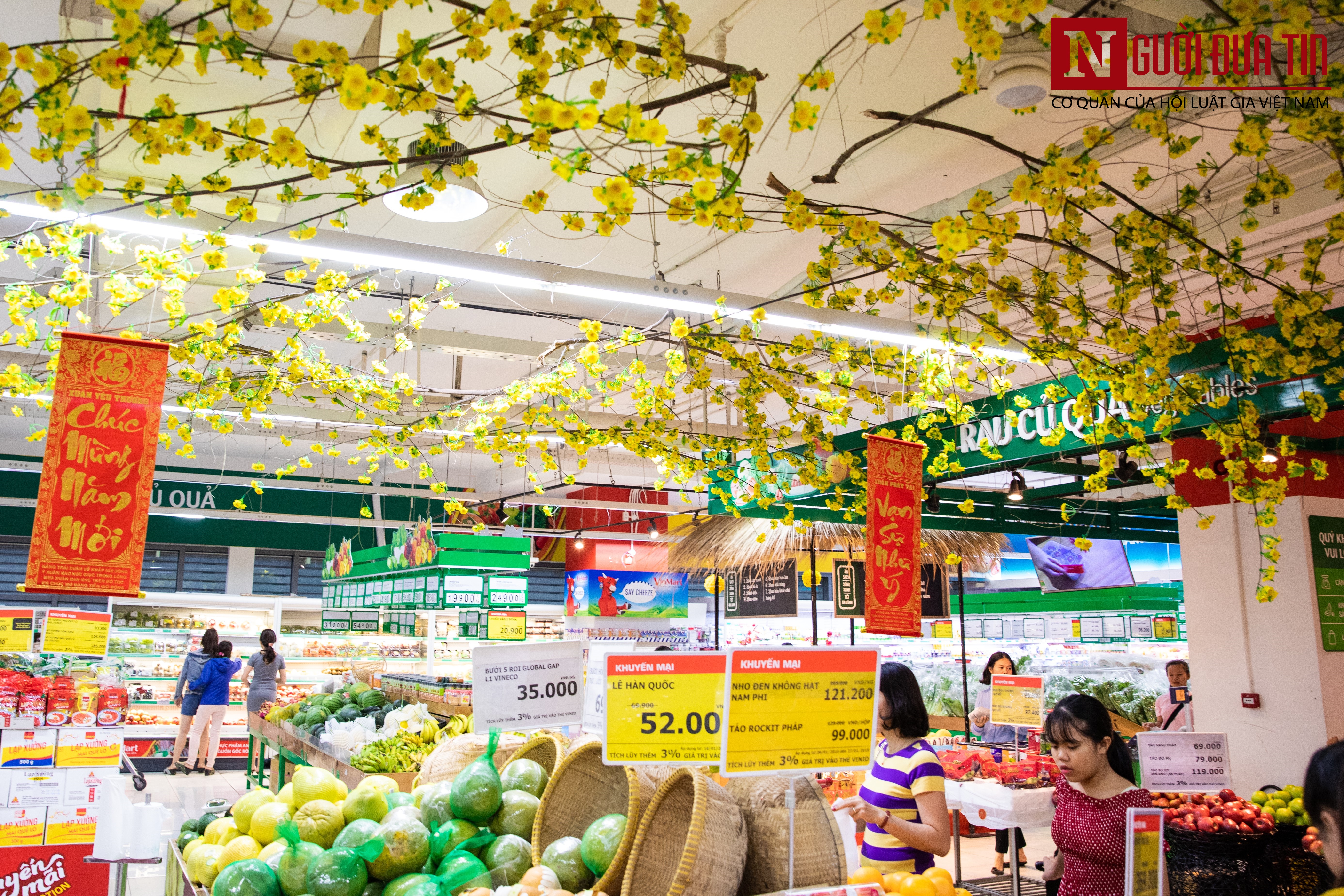 Tiêu dùng & Dư luận - Trung tâm thương mại trang hoàng lộng lẫy, vắng vẻ đìu hiu ngày giáp Tết (Hình 9).