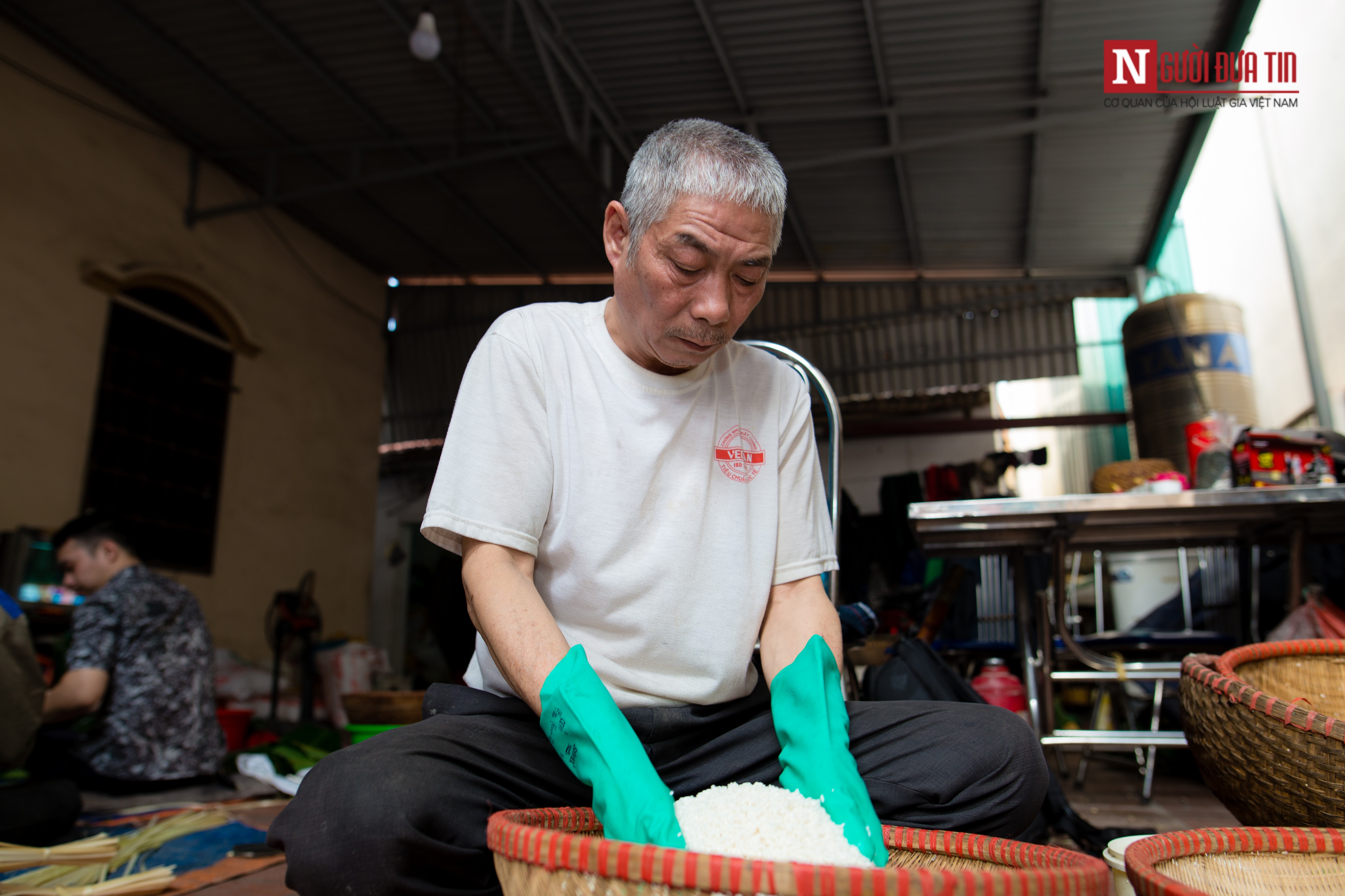 Dân sinh - Làng nghề bánh chưng hối hả ngày cận tết (Hình 3).