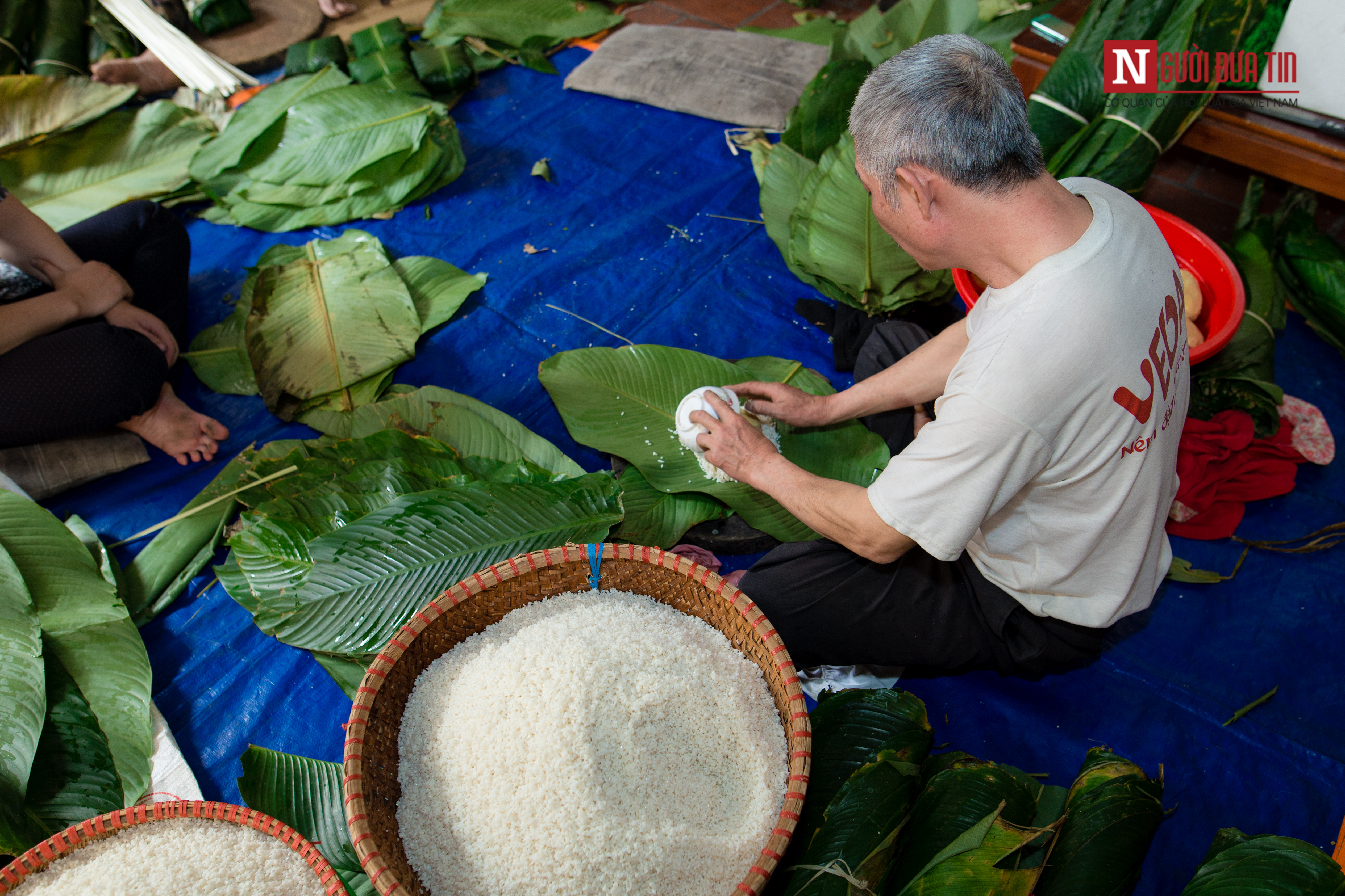 Dân sinh - Làng nghề bánh chưng hối hả ngày cận tết (Hình 4).