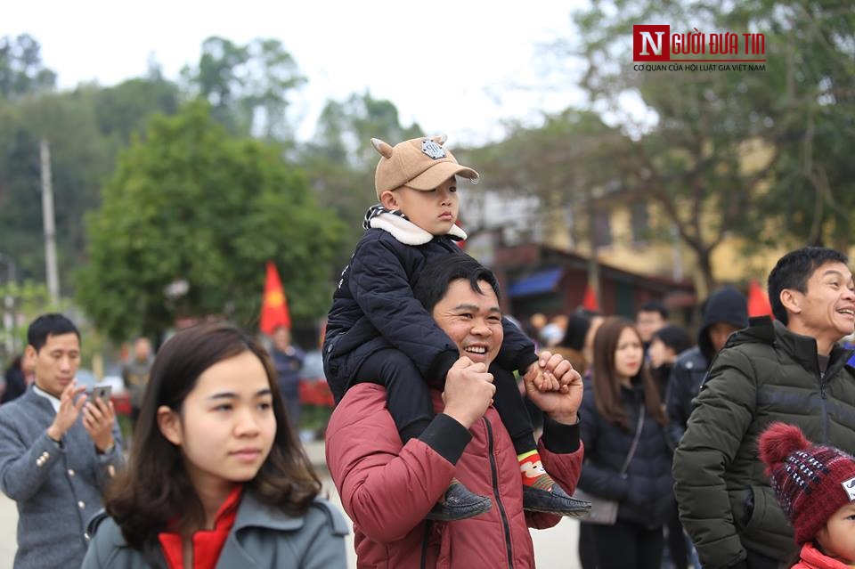 Tin nhanh - Người dân Đồng Đăng bất ngờ khi thấy ga tàu được trang hoàng, thắt chặt an ninh (Hình 3).