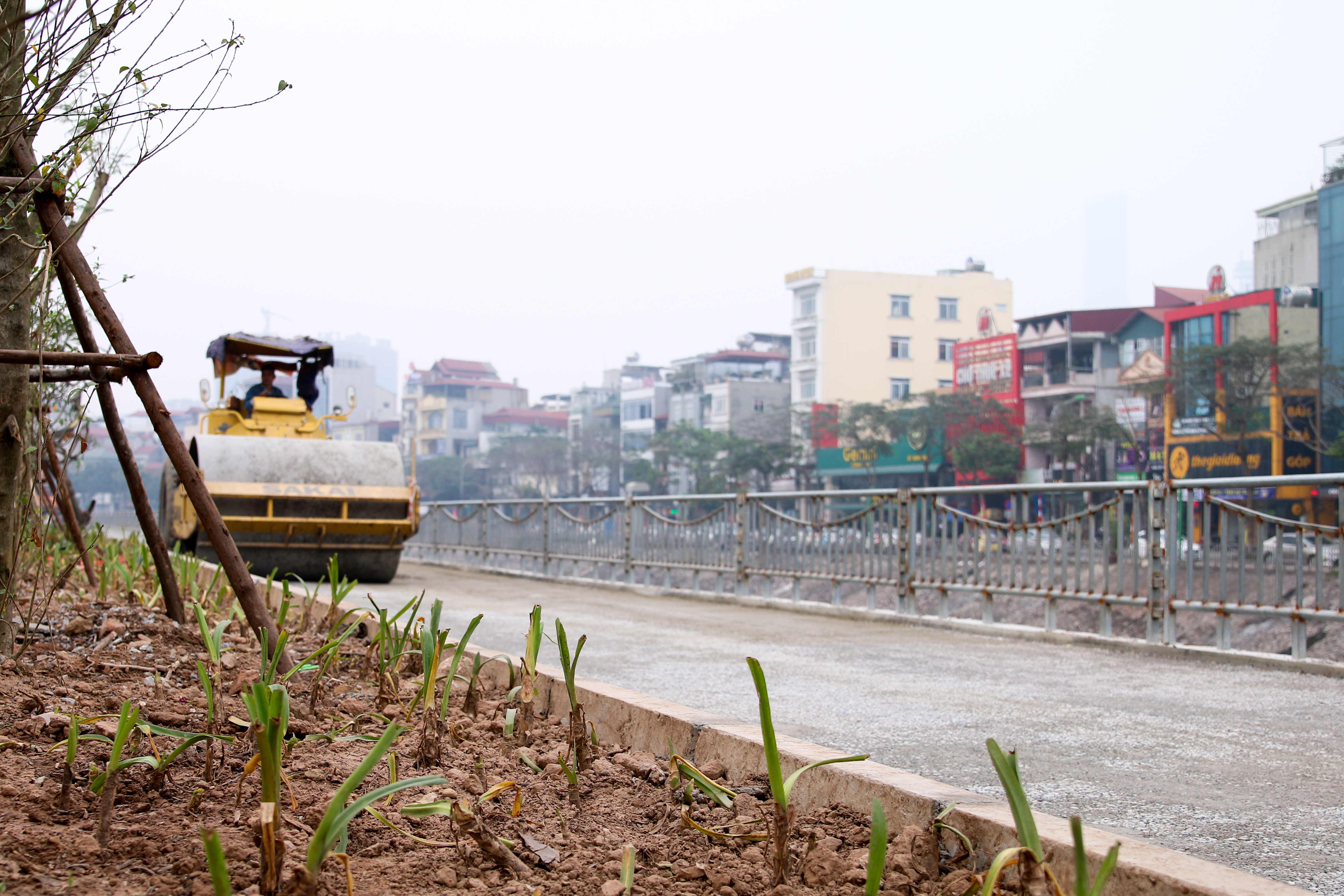 Tin nhanh - Cận cảnh con đường đi bộ dọc sông Tô Lịch gấp rút hoàn thiện (Hình 2).