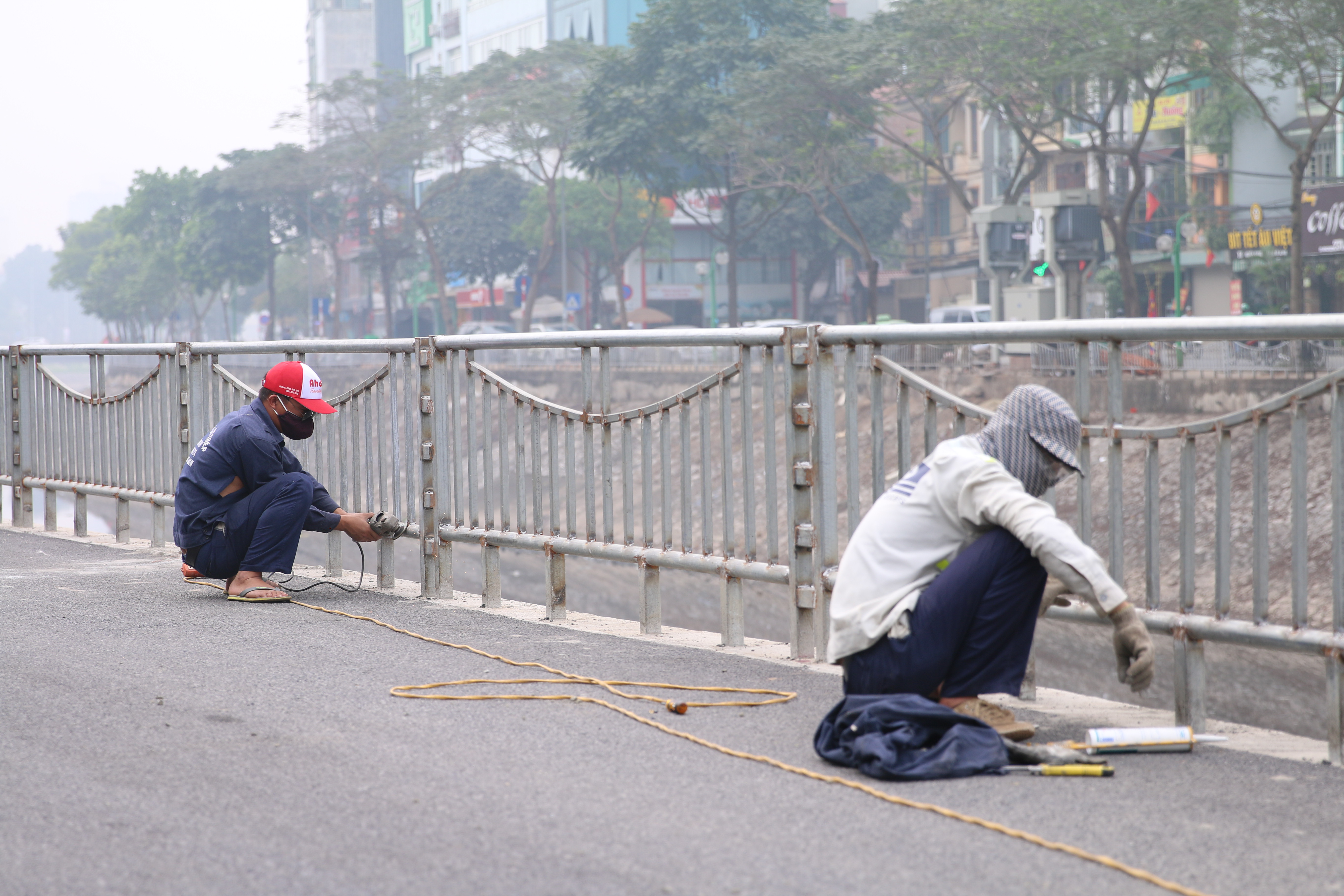 Tin nhanh - Cận cảnh con đường đi bộ dọc sông Tô Lịch gấp rút hoàn thiện (Hình 8).