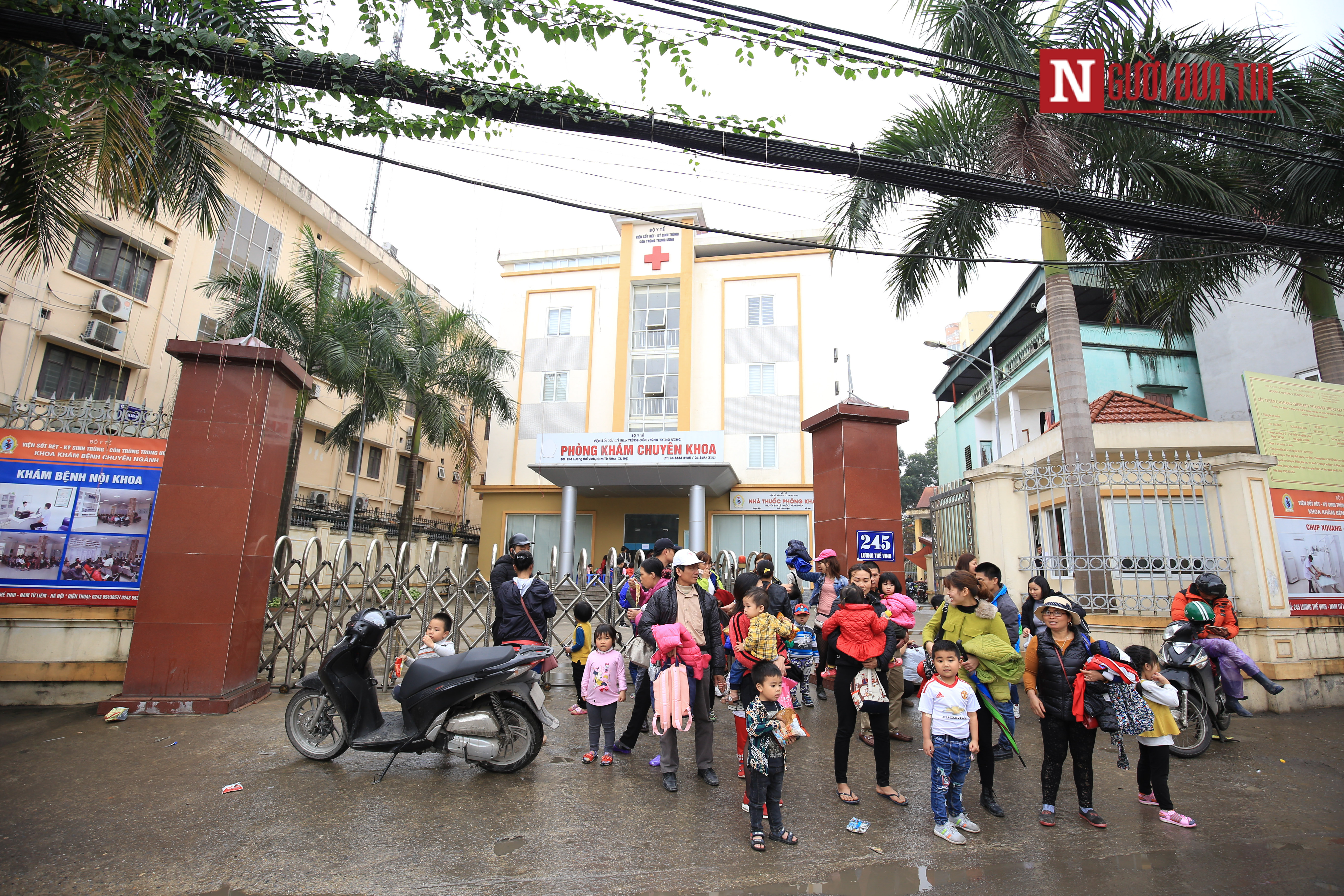 Tin nhanh - Mẹ bồng, cha bế con nhỏ đội mưa rét đi xét nghiệm sán lợn từ 2h sáng