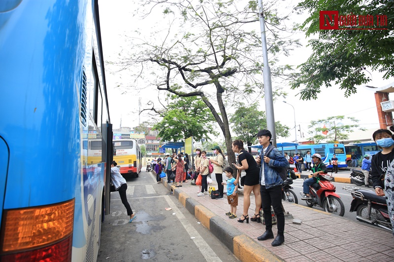 Tin nhanh - Người dân lỉnh kỉnh đồ đạc trở lại Thủ đô sau kỳ nghỉ lễ (Hình 12).