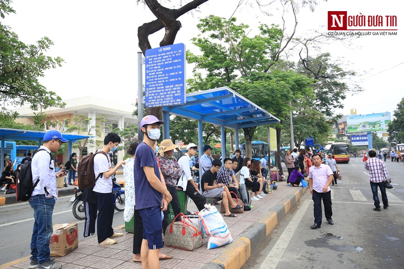 Tin nhanh - Người dân lỉnh kỉnh đồ đạc trở lại Thủ đô sau kỳ nghỉ lễ (Hình 13).