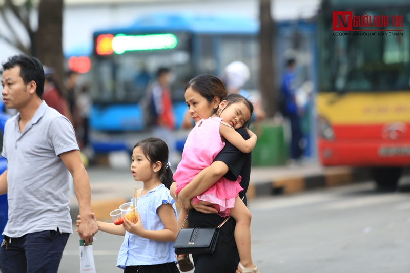 Tin nhanh - Người dân lỉnh kỉnh đồ đạc trở lại Thủ đô sau kỳ nghỉ lễ (Hình 4).