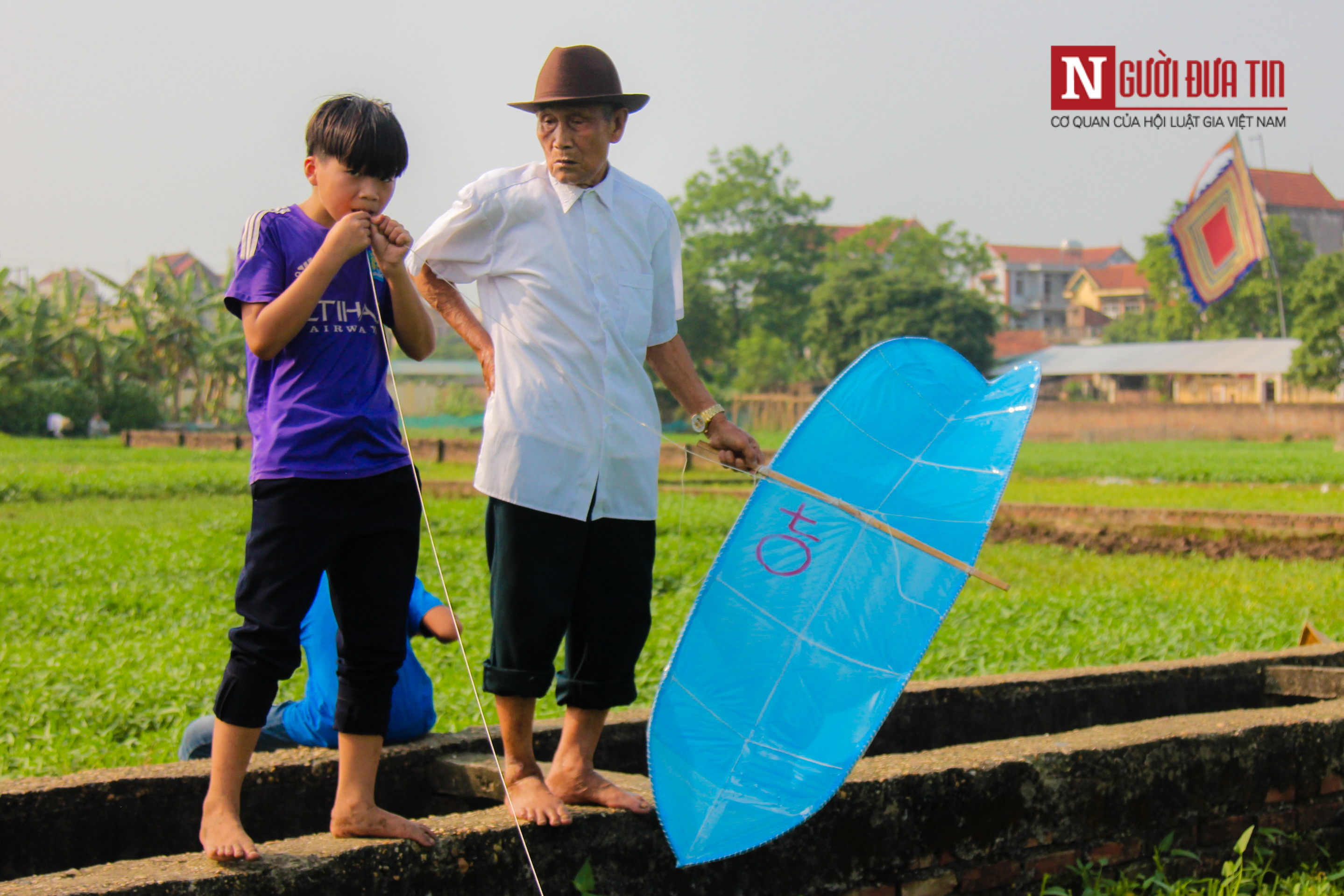 Tin nhanh - [Chùm ảnh] Ngày hội làng thả diều - Cho tôi xin một vé đi tuổi thơ (Hình 14).