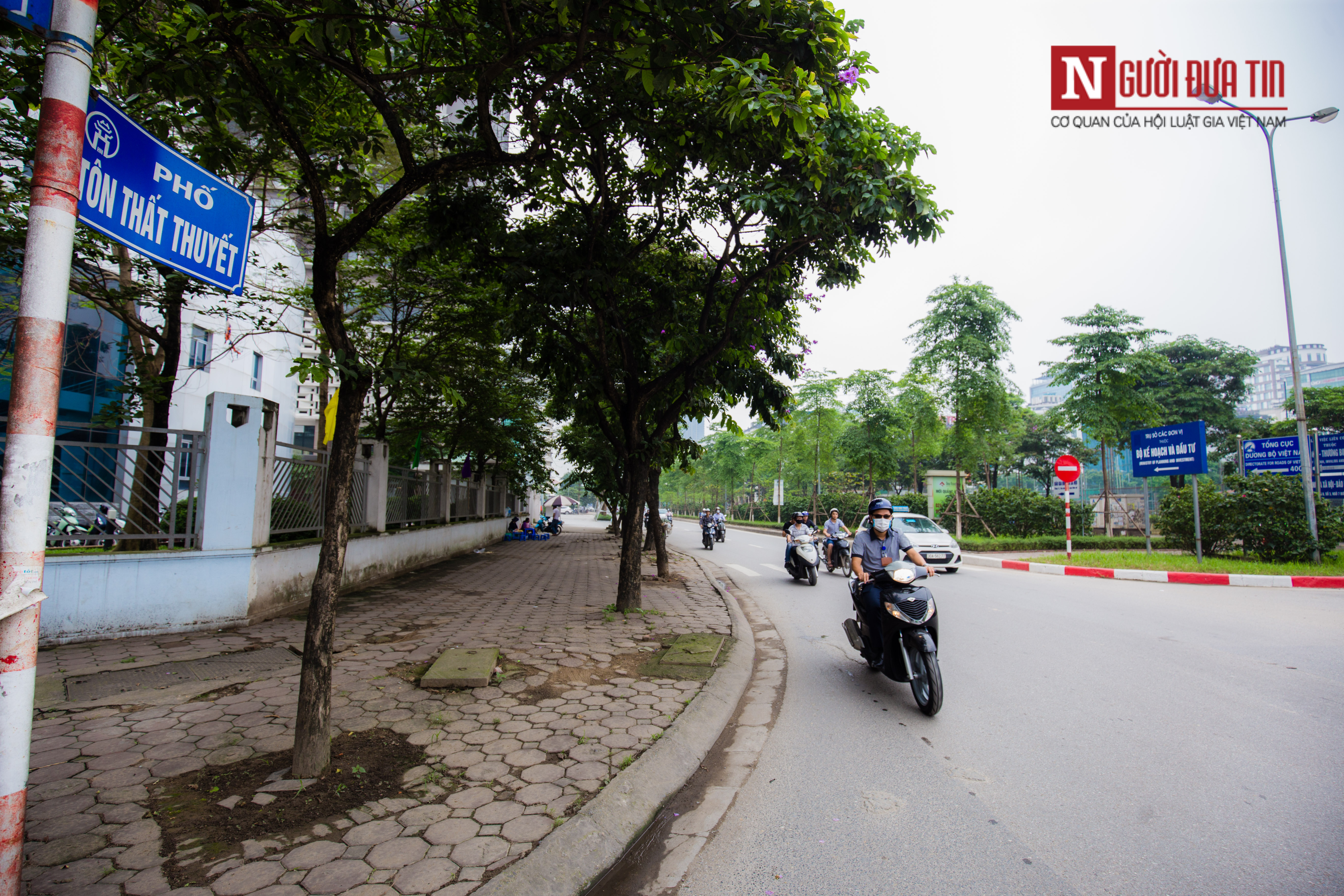 Tin nhanh - Cận cảnh hàng loạt tuyến phố Hà Nội sắp cắt xén vỉa hè, mở rộng lòng đường (Hình 2).