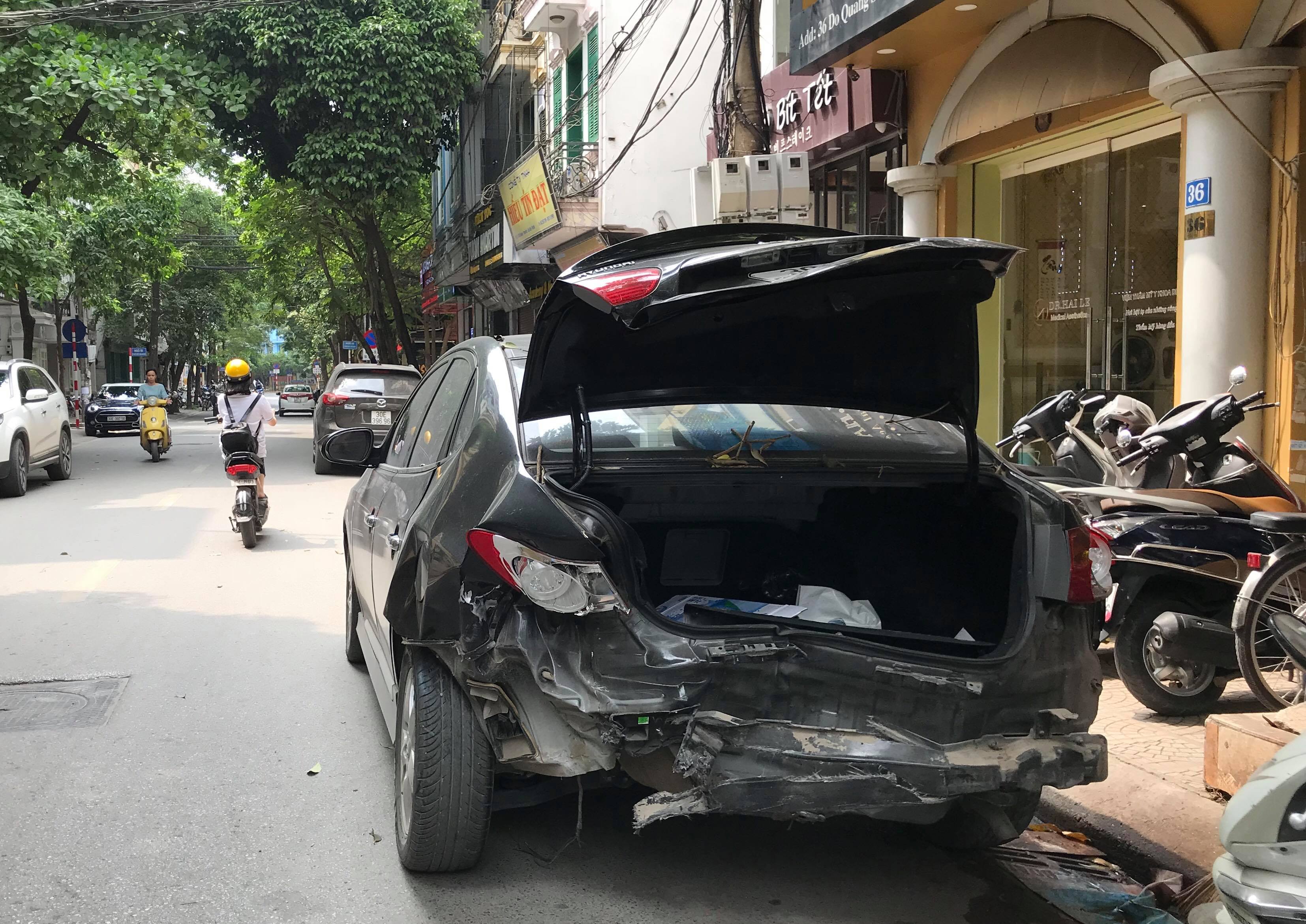 Tin nhanh - Hà Nội: Ô tô mất lái gây tai nạn liên hoàn, hai mẹ con nhập viện