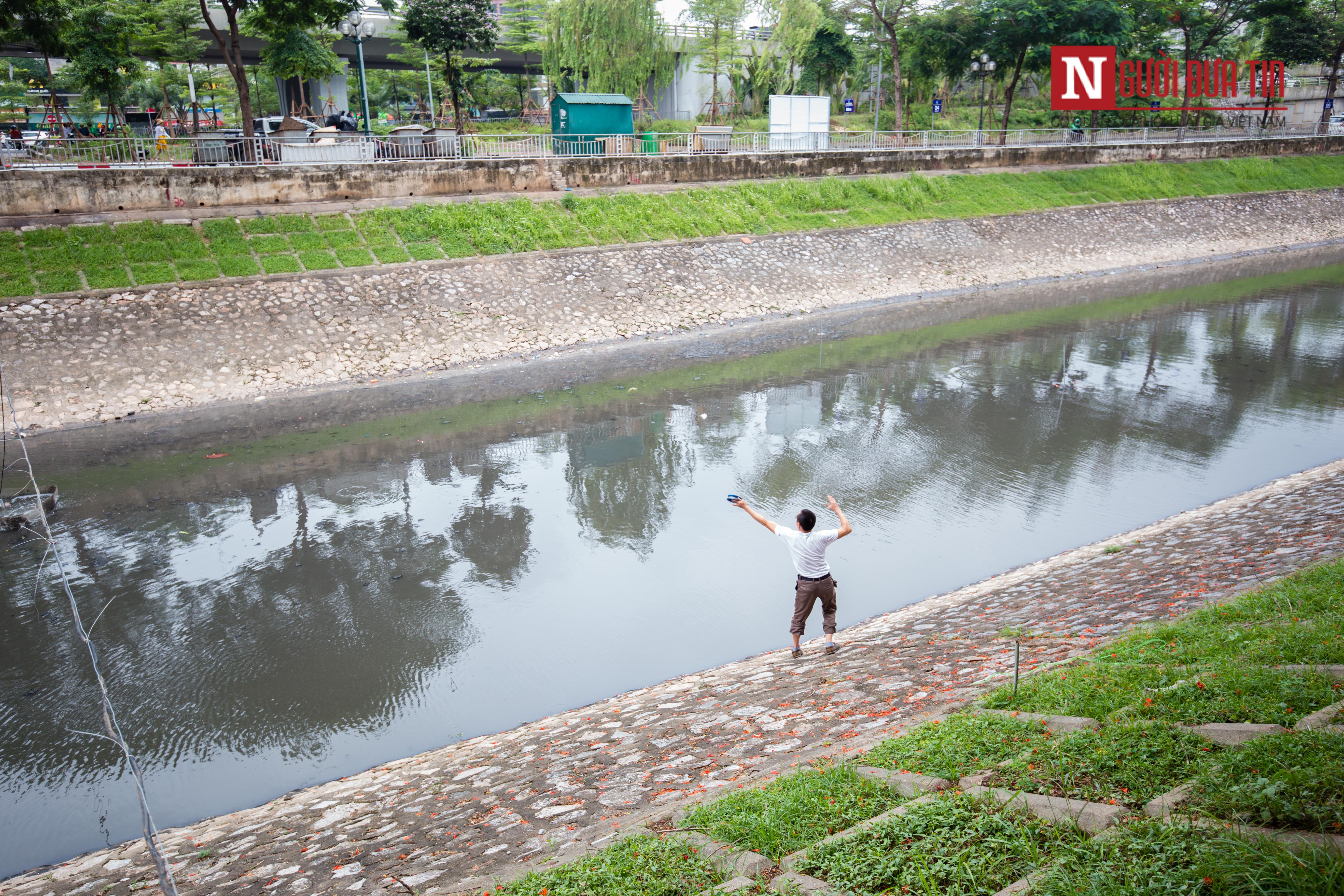 Môi trường - Người dân Hà Nội thích thú câu cá tại sông Tô Lịch đang hồi sinh (Hình 3).