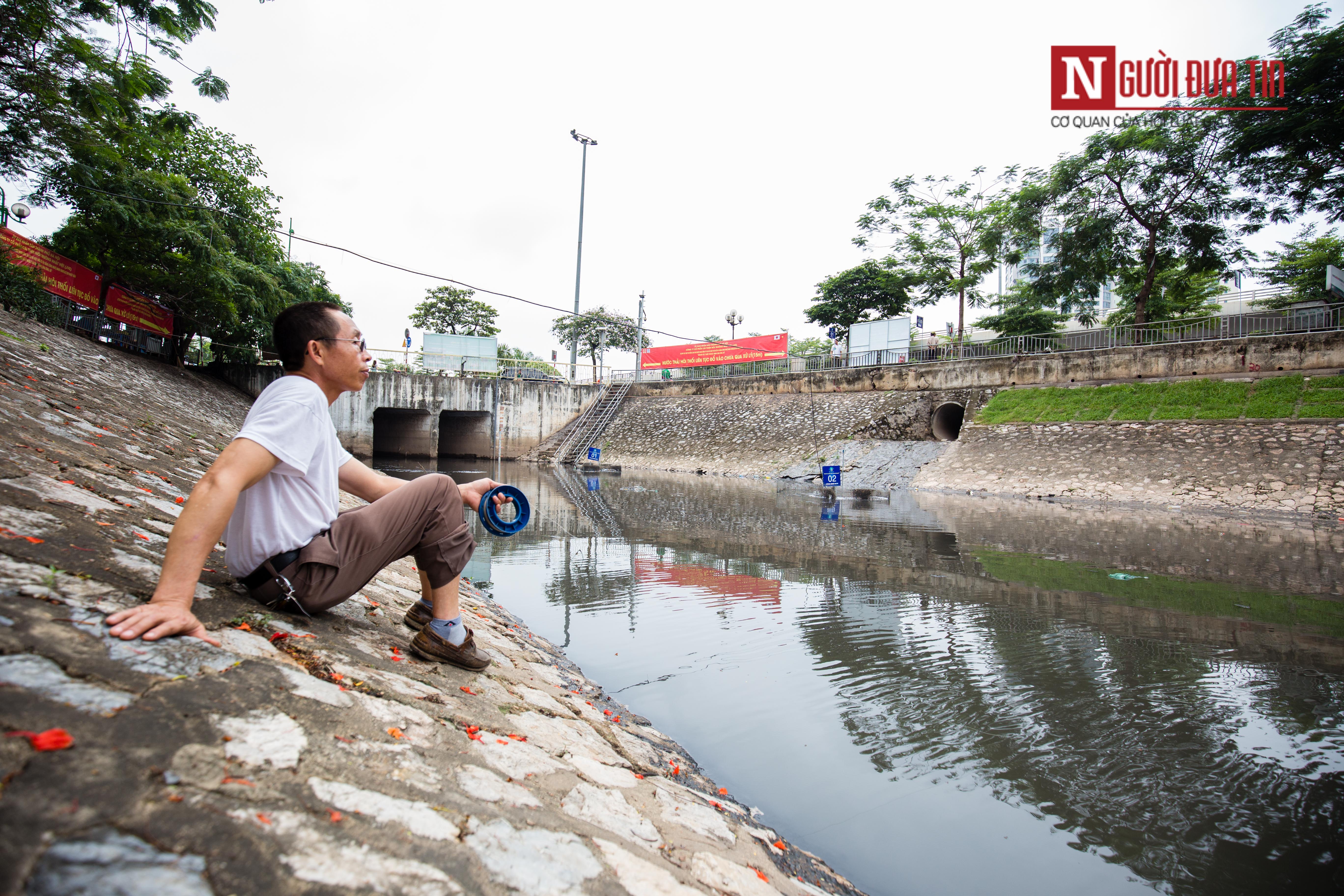 Môi trường - Người dân Hà Nội thích thú câu cá tại sông Tô Lịch đang hồi sinh (Hình 7).