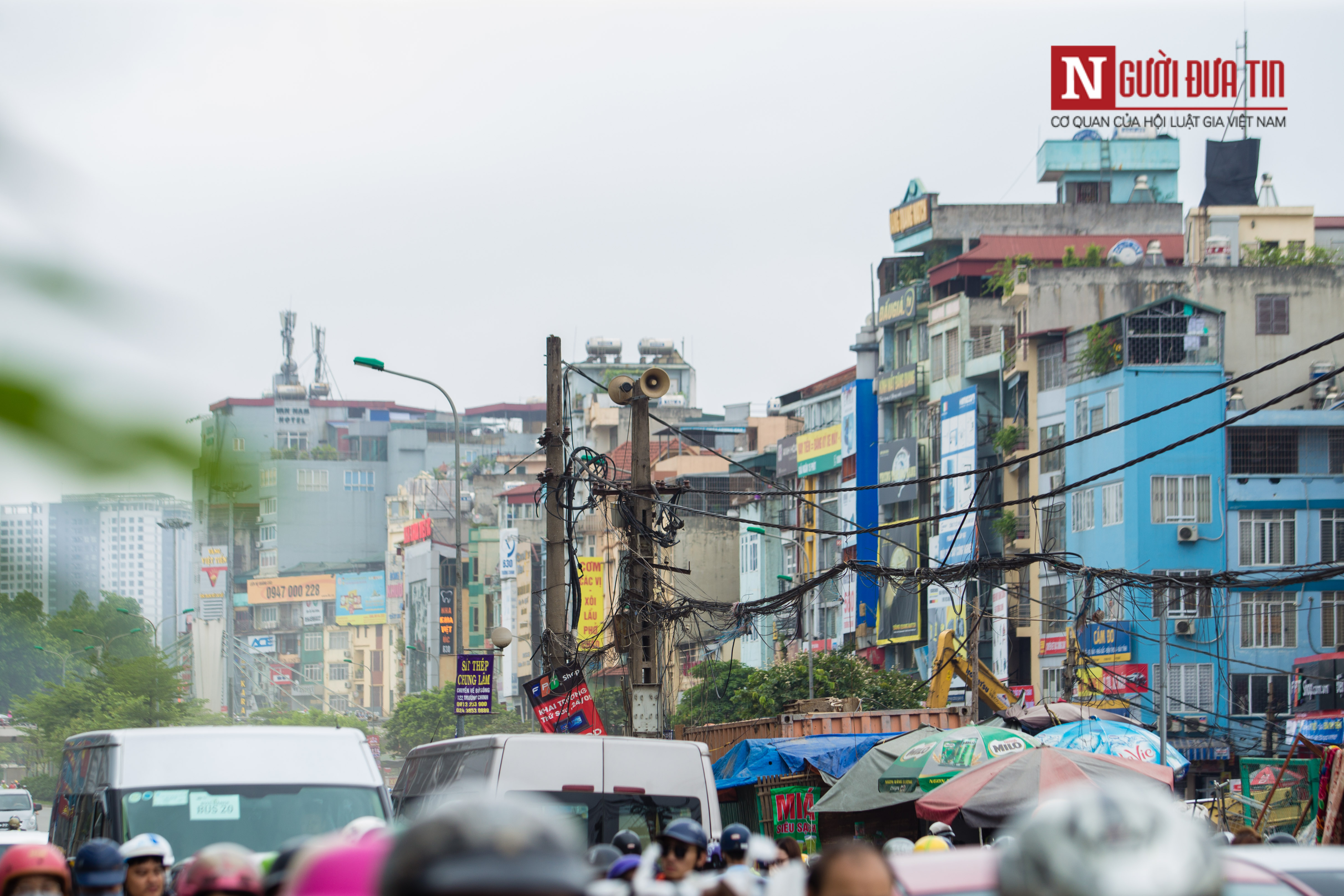 Tin nhanh - Hà Nội: Giật mình hàng cột điện nghiêng ngả, trơ trụi sắt trên đường Trường Chinh (Hình 2).