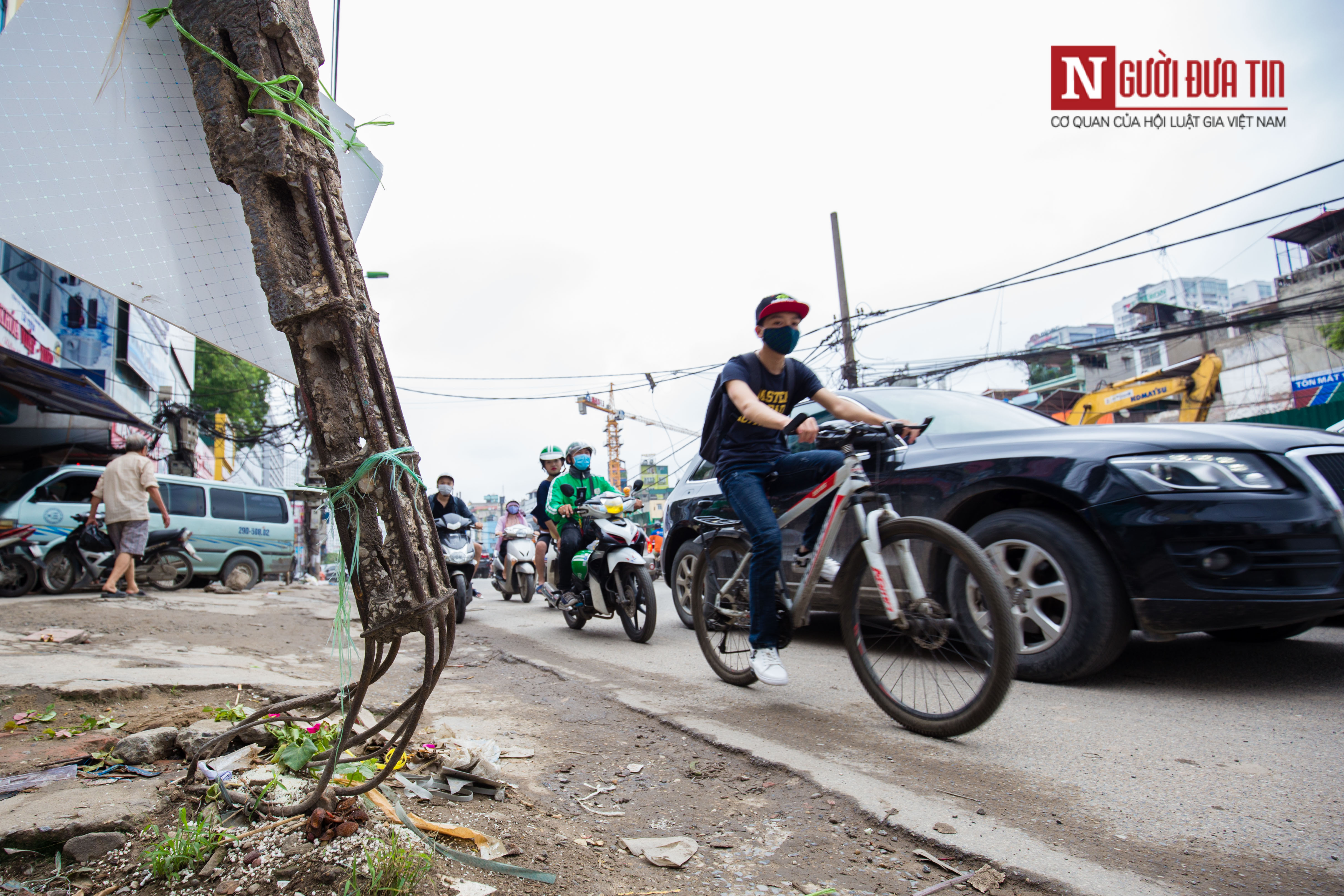 Tin nhanh - Hà Nội: Giật mình hàng cột điện nghiêng ngả, trơ trụi sắt trên đường Trường Chinh (Hình 6).