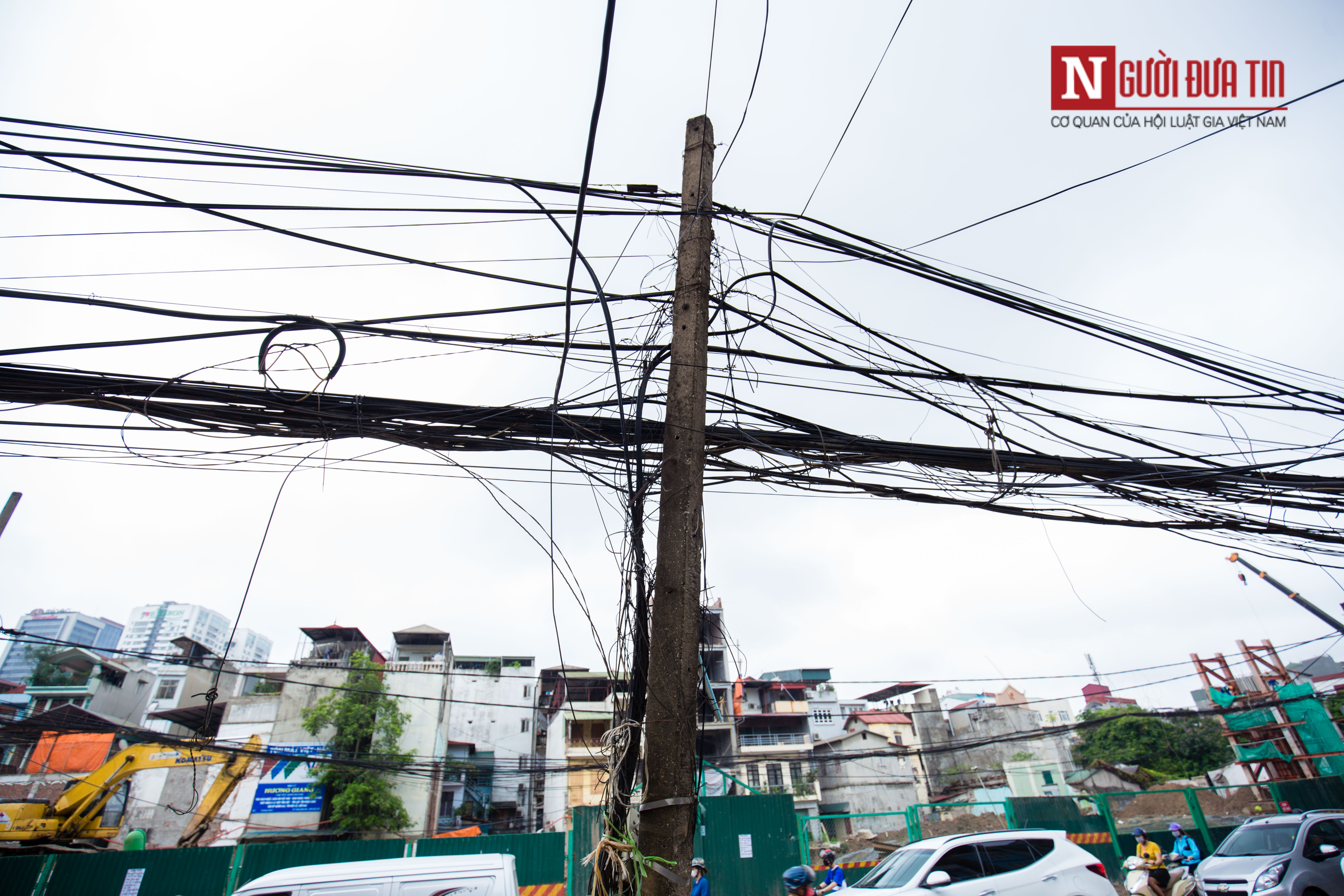 Tin nhanh - Hà Nội: Giật mình hàng cột điện nghiêng ngả, trơ trụi sắt trên đường Trường Chinh (Hình 5).